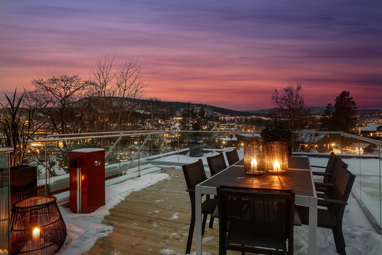 Romslig takterrasse på hele 50 m2. Perfekt for sol, sosiale sammenkomster og utsikt. Galleribilde