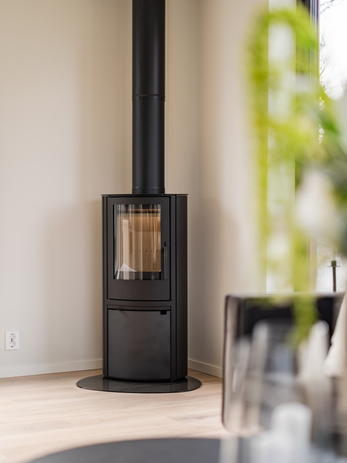 Peisen gir effektiv og behagelig oppvarming, i tillegg til boligens øvrige varmeløsninger. Galleribilde