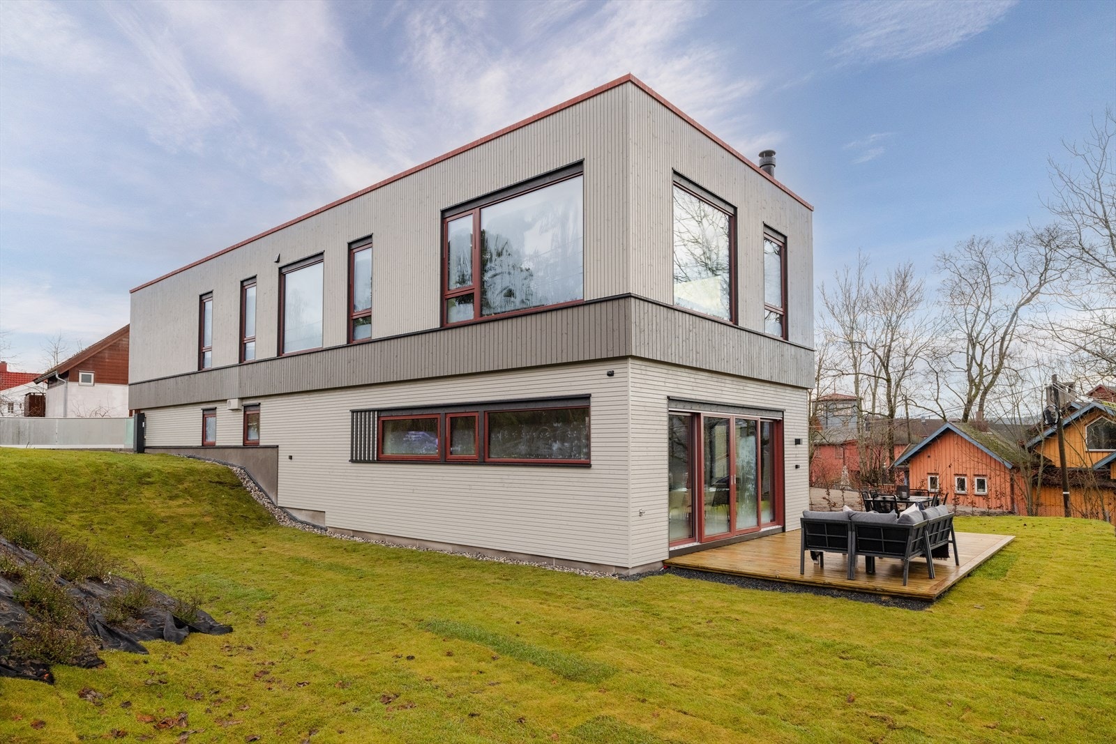 Boligen er en del av et eksklusivt, arkitekttegnet funkisprosjekt, der det er lagt stor vekt på rene linjer, moderne formspråk og materialvalg av høy kvalitet. Galleribilde