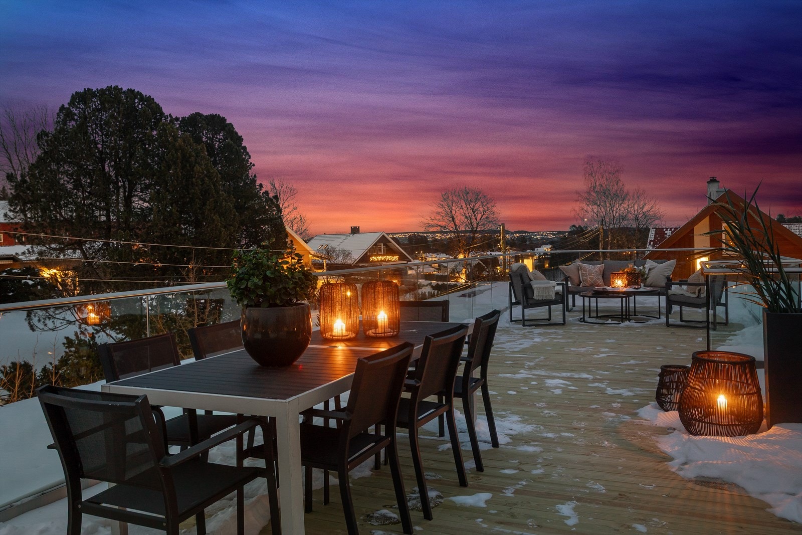 I øverste etasje har boligen en imponerende og svært romslig takterrasse som virkelig løfter helhetsinntrykket. Galleribilde