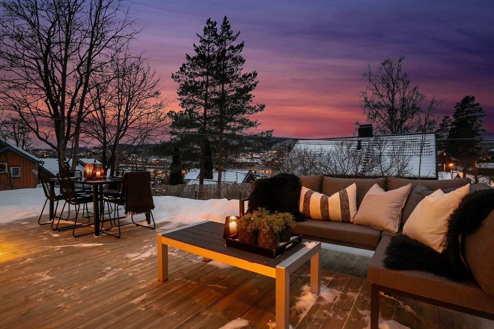 Boligen har i tillegg til takterrassen en flott terrasse på bakkeplan på ca. 15 kvm, med direkte adkomst fra både kjøkken og spisestue i 1. etasje gjennom skyvedører. Galleribilde
