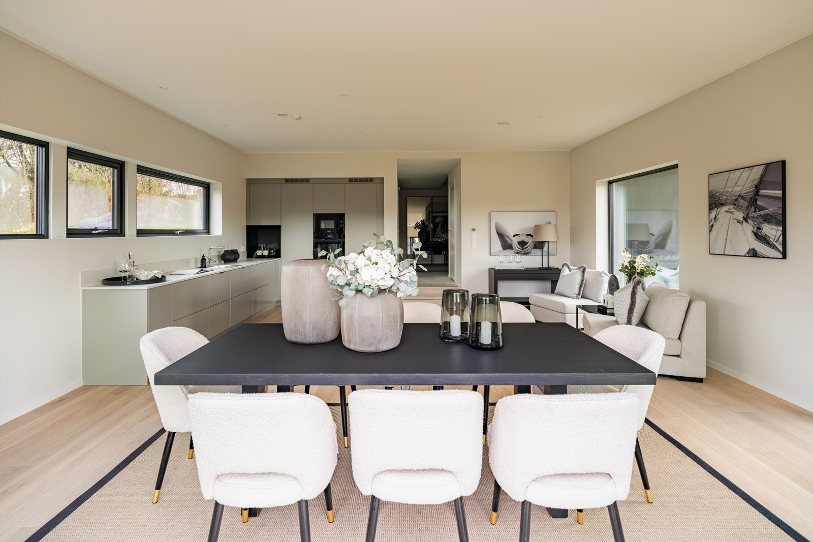 Rommet har god plass til et større spisebord, perfekt for både hverdagsmiddager og selskap. Galleribilde