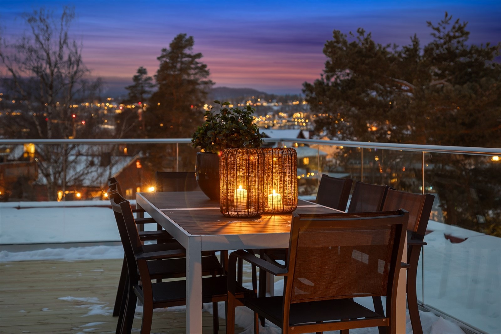 Glassrekkverk rammer inn uteplassen på en elegant måte og sørger for uhindret utsyn, med flott utsikt mot fjorden og nærområdet. Galleribilde