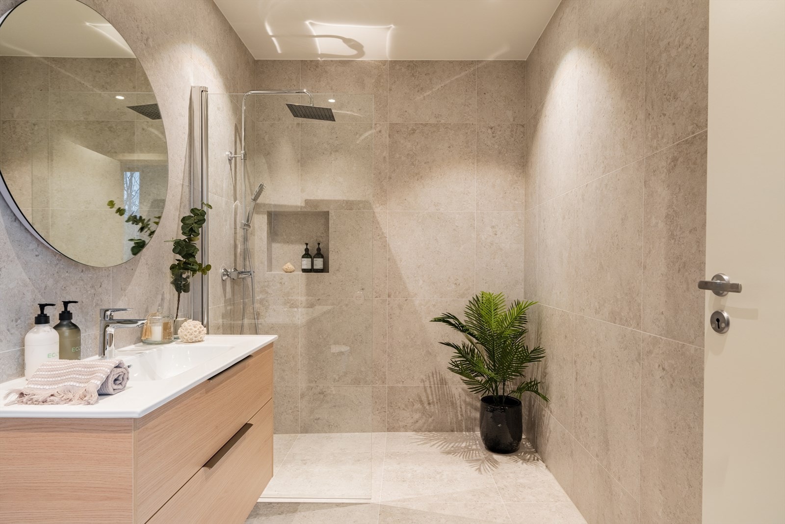 Baderommet har flislagt gulv med vannbåren gulvvarme som gir god komfort, samt flislagte vegger i tidløst uttrykk. Galleribilde