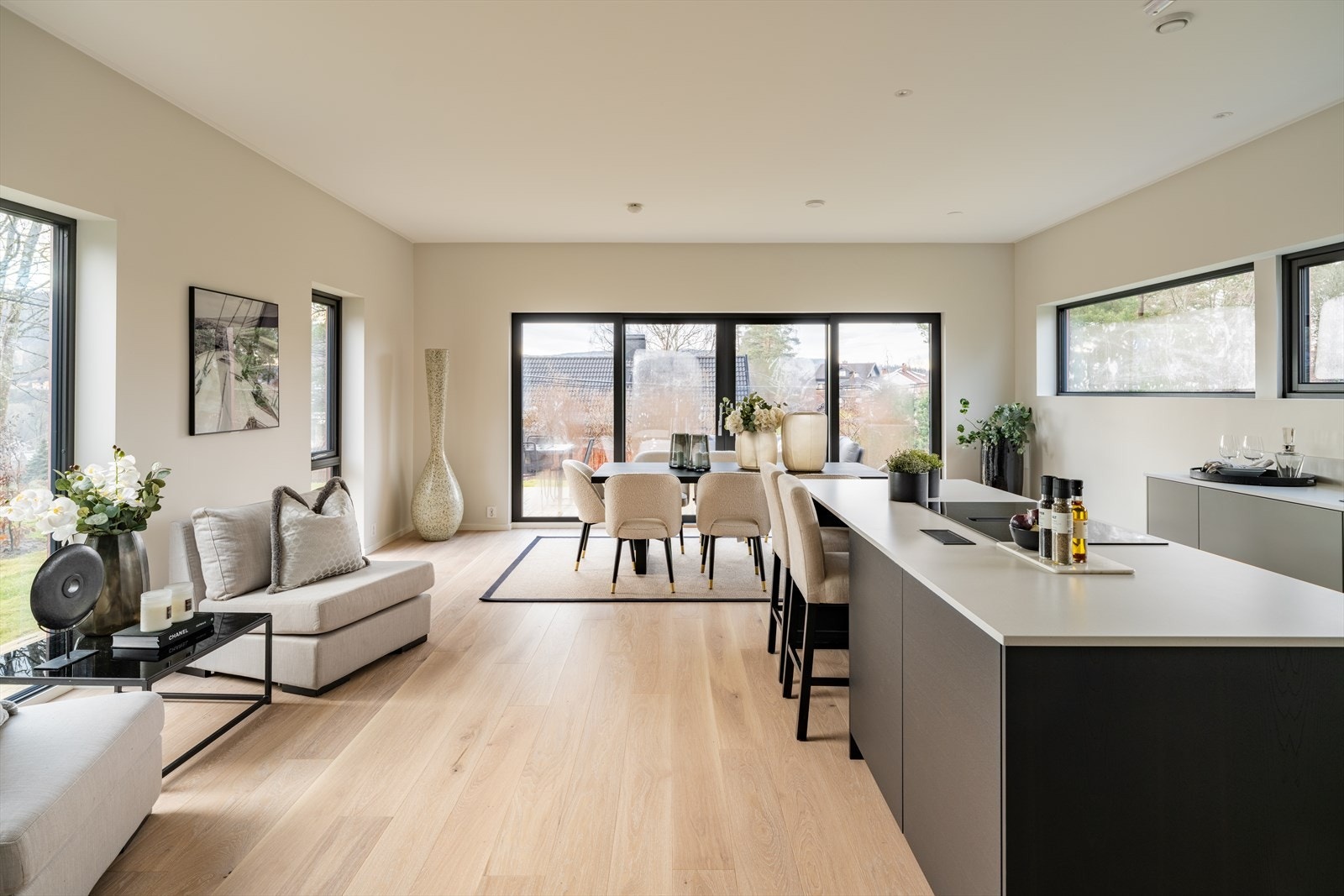 Kjøkkenet ligger i en åpen løsning mot spisestuen. Galleribilde