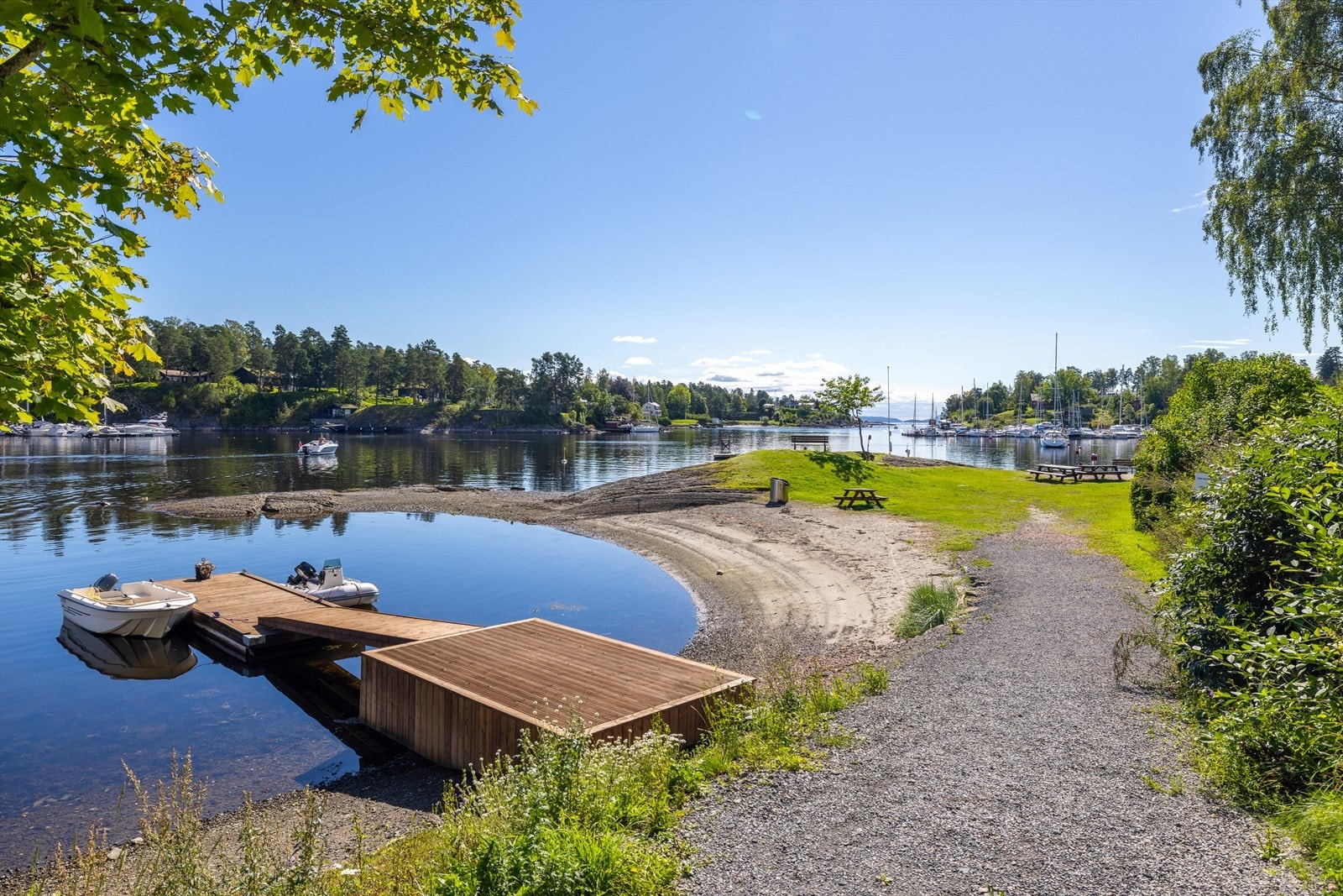 Bestemorstranda ligger en liten spasertur fra eiendommen. Galleribilde