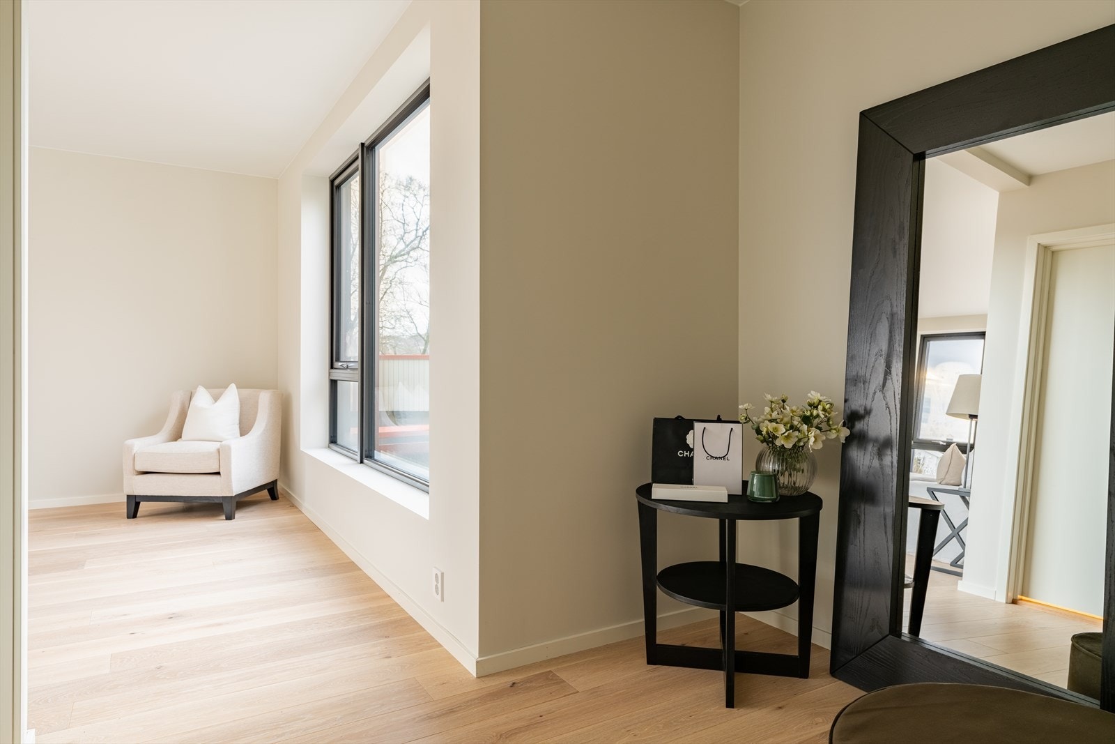 Her er det god plass til både garderobeløsning og eventuelt skrivebord. Galleribilde