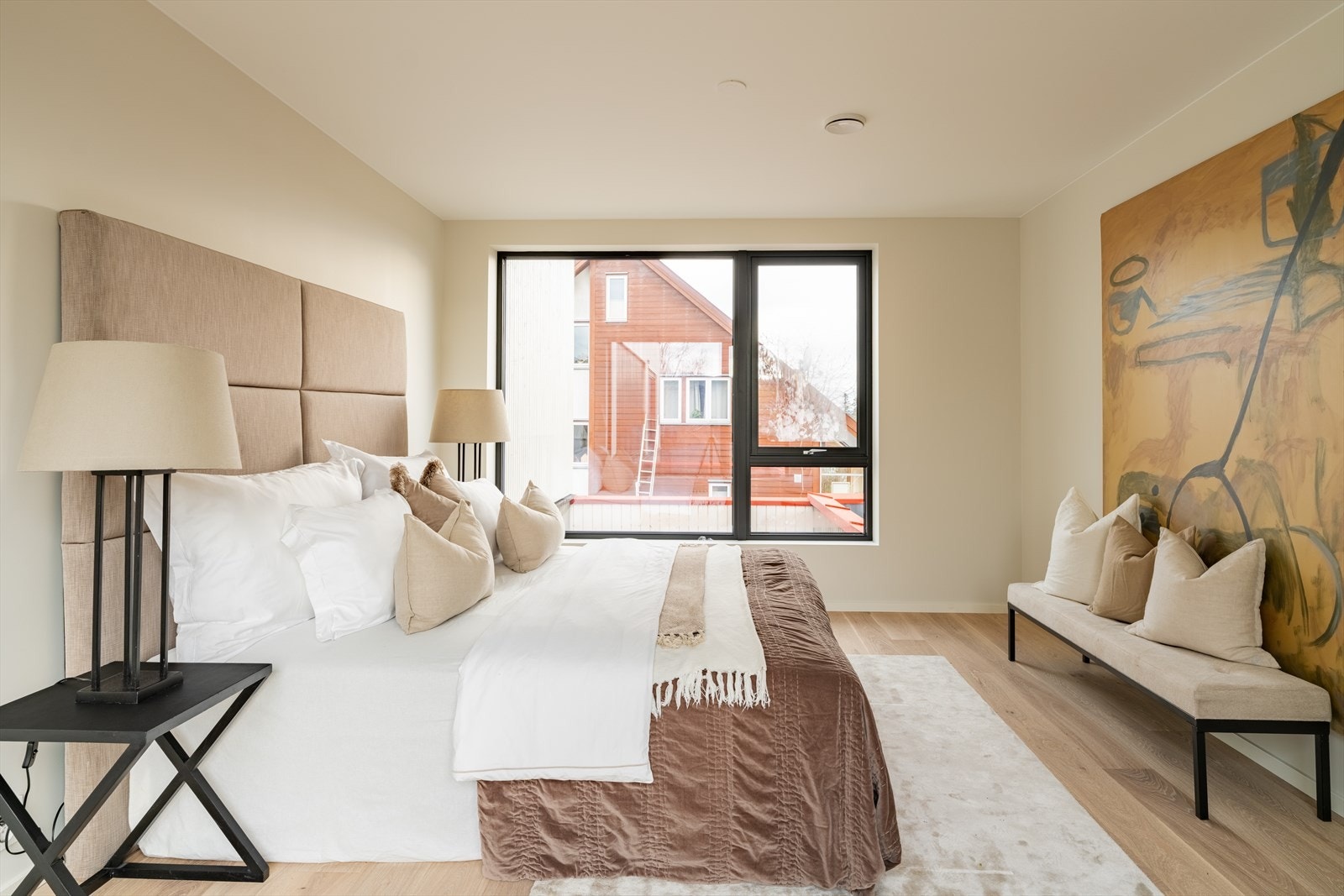 Hovedsoverommet er romslig og inngår i en gjennomført masterløsning med eget bad. Galleribilde