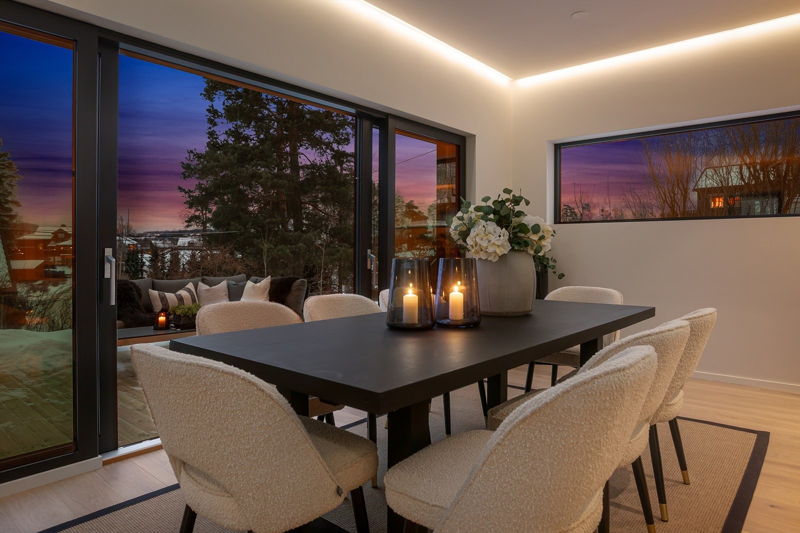 Spisestue med store skyvedører ut til terrassen. Galleribilde