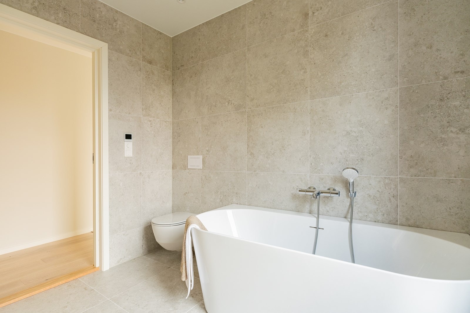 Rommet har frittstående badekar som tilfører en eksklusiv kvalitet. Galleribilde