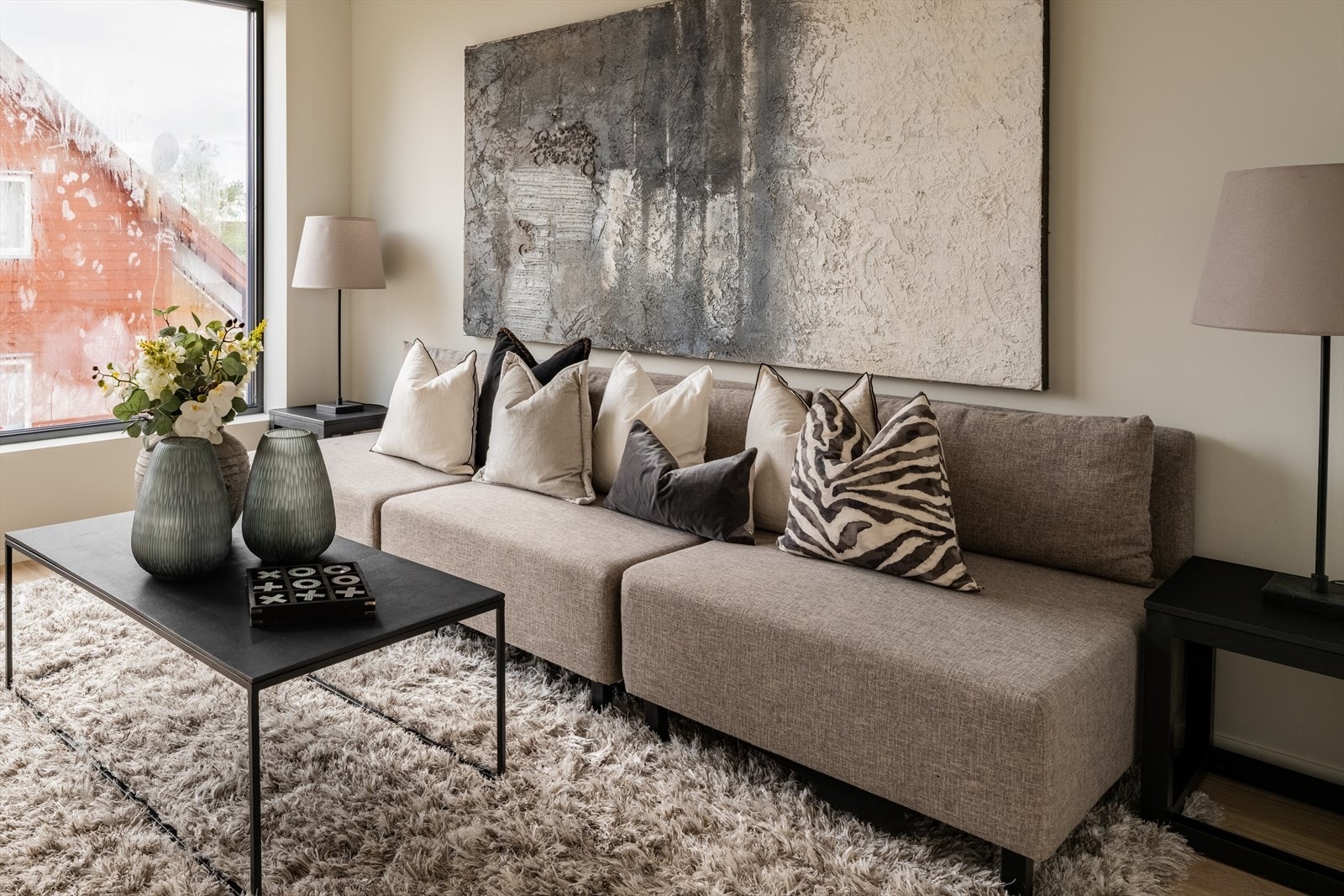 I motsatt ende av 2. etasje, adskilt fra hovedstuen med peis, er det innredet en egen TV-stue. Galleribilde