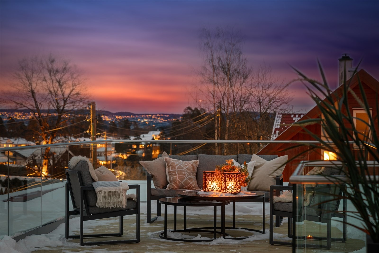 Takterrassen er ekstra forsterket for jacuzzi og tilrettelagt med både vann- og strømuttak. Dette gir stor fleksibilitet for bruk, enten det er utekjøkken, grill, varmelamper eller belysning. Galleribilde