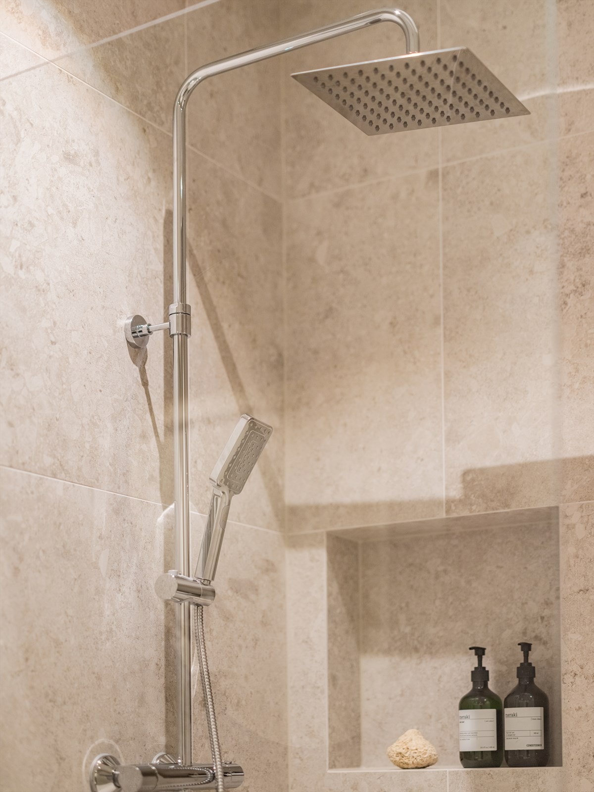 I dusjen er det nisje til oppbevaring av såpe. Galleribilde