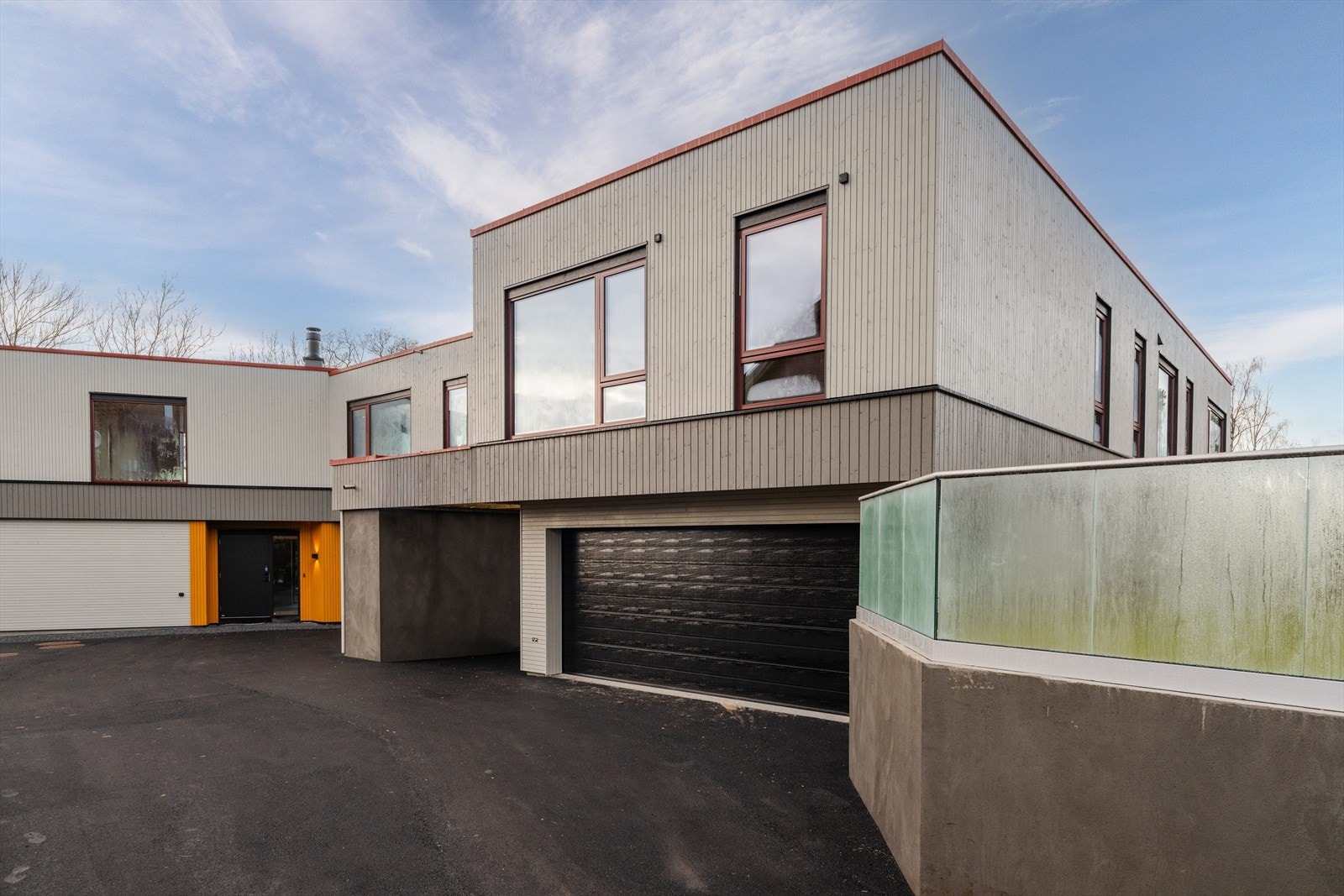 Eiendommen er opparbeidet med asfaltert innkjørsel og gårdsplass. Innkjørselen er felles mellom de to seksjonene. Galleribilde