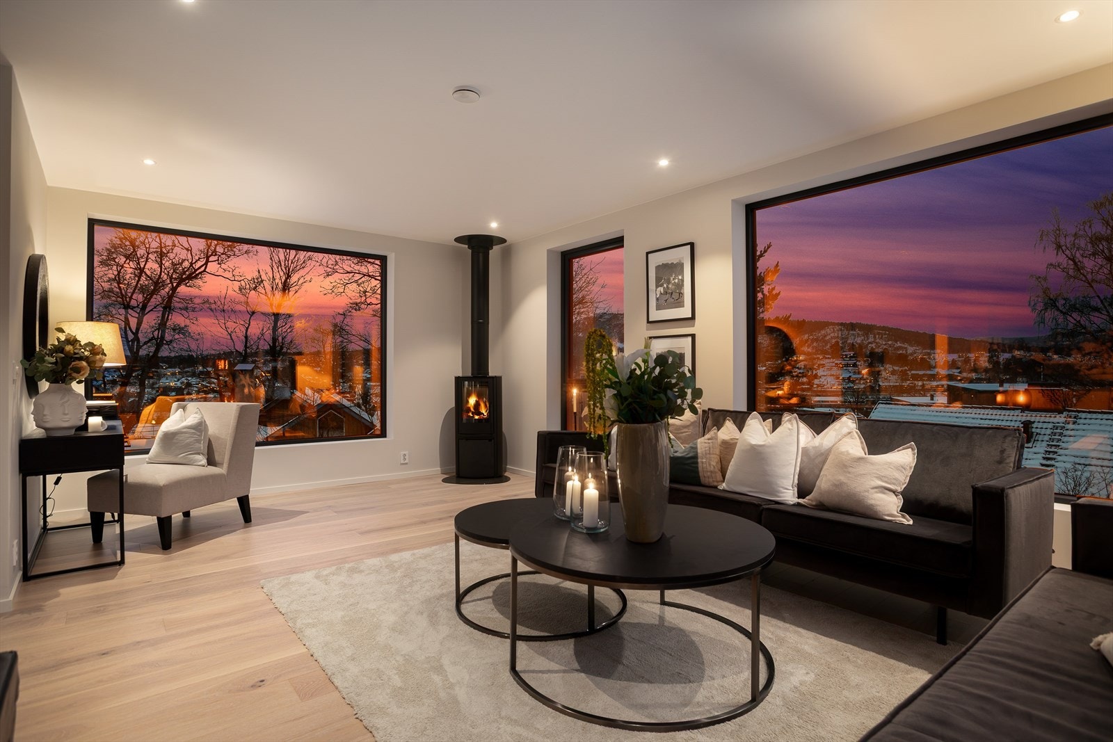 Opp i 2. etasje finner vi en stue, med god plass til både sofagruppe og øvrig møblering. Galleribilde