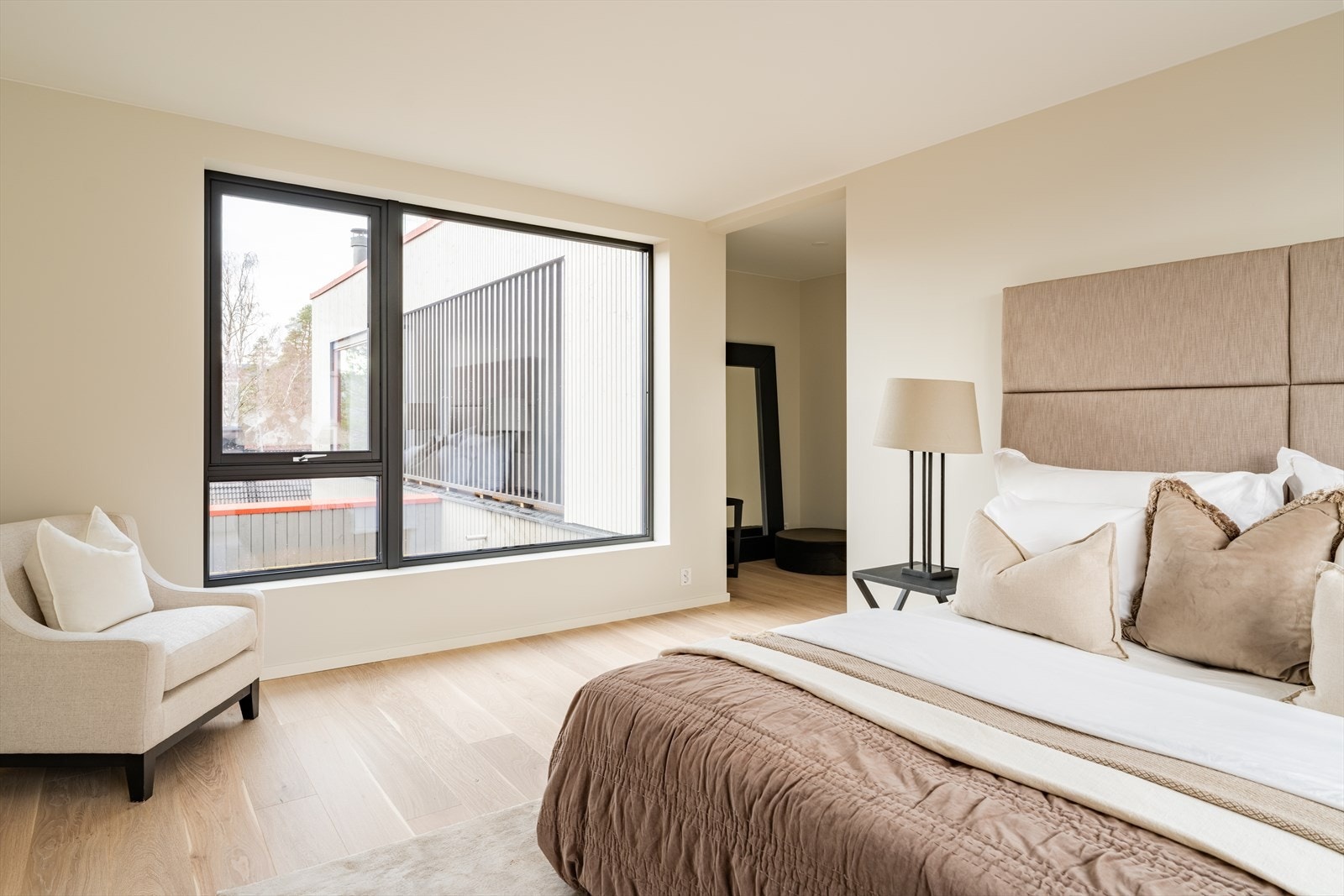 Boligen har totalt fire soverom, alle samlet i 2. etasje, en svært praktisk og familievennlig løsning. Galleribilde