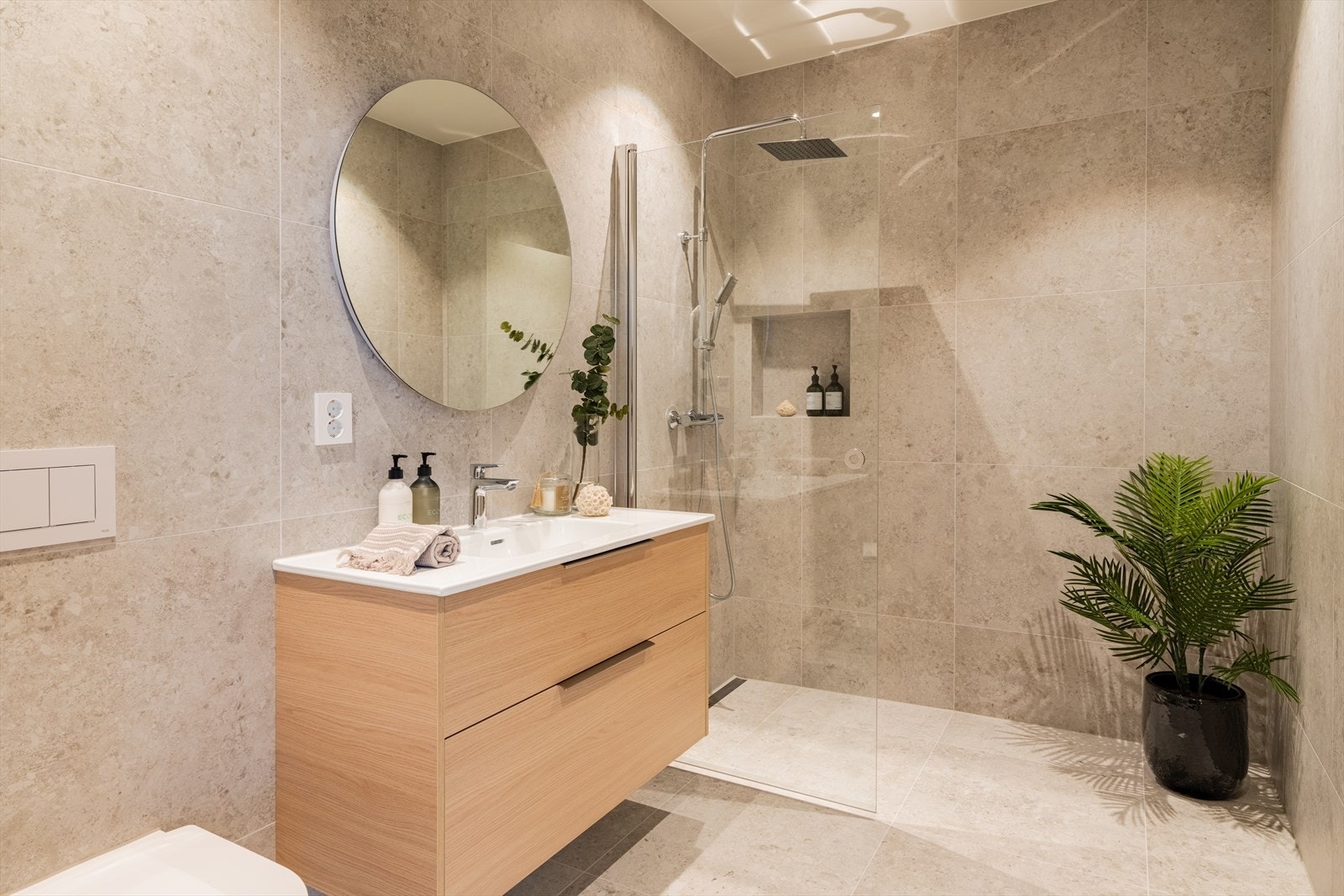 I tilknytning til hovedsoverommet ligger et eget, moderne masterbad. Galleribilde