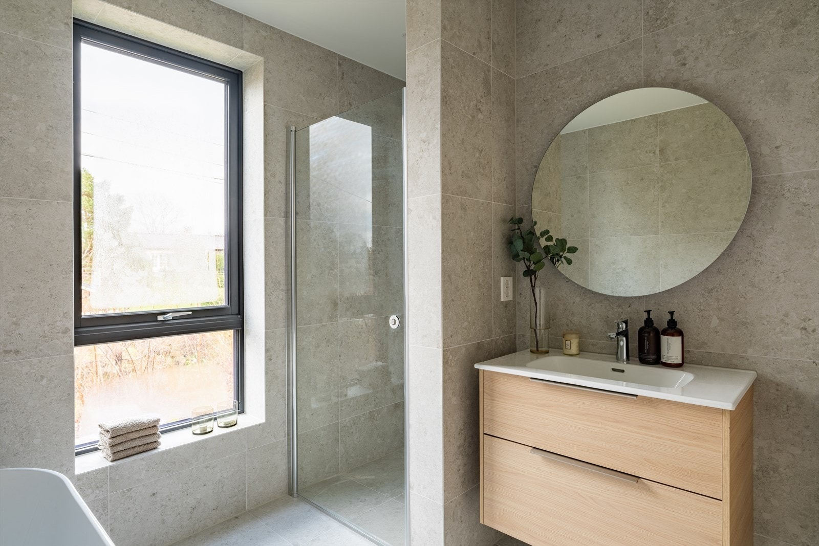 Servantinnredning med brede skuffer gir god oppbevaringsplass, kombinert med helstøpt servantplate og speil. Galleribilde