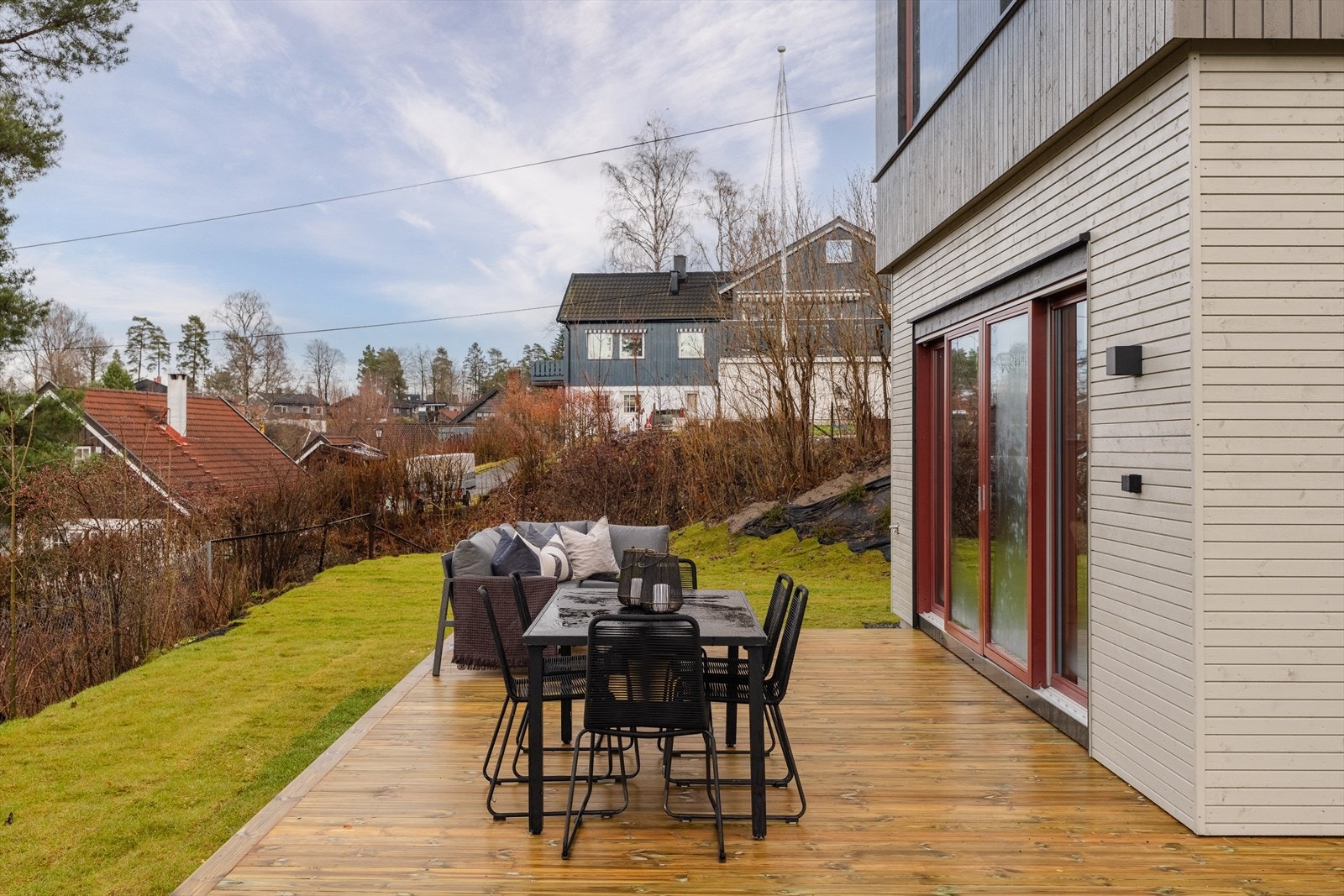 I tillegg til takterrassen har boligen en flott terrasse på bakkeplan, med direkte adkomst fra både kjøkken og spisestue i 1. etasje gjennom skyvedører. Galleribilde