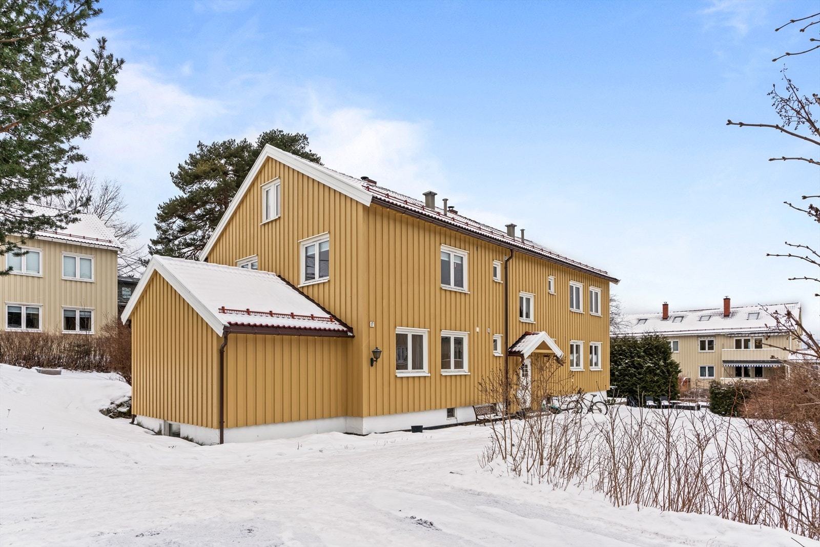 Leiligheten disponerer 1 biloppstillingsplass rett utenfor. Denne plassen er opparbeidet på borettslaget sin tomt og kan derfor bli tatt tilbake av borettslaget ved en omdisponering av utenomhusarealer. Galleribilde