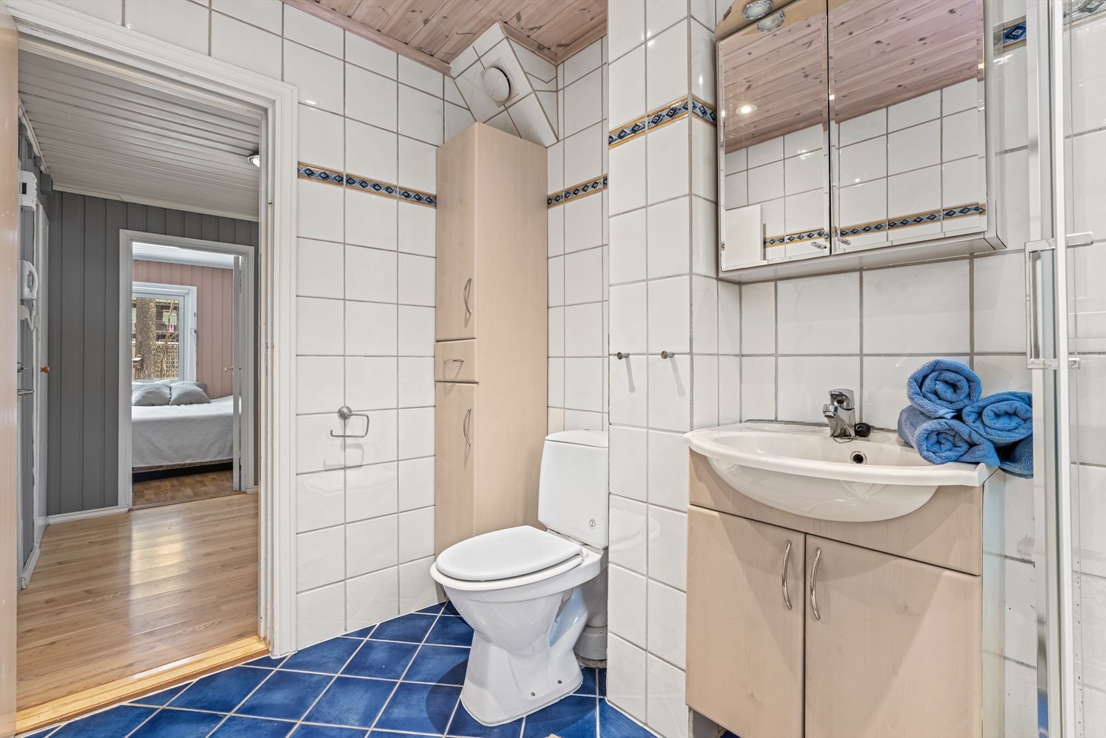 Innredningen består av servantskap, veggskap med speil, et høyskap for ekstra oppbevaring, klosett og et dusjkabinett. Varmtvannsbereder på ca. 287 liter, er plassert i kjelleren. Galleribilde