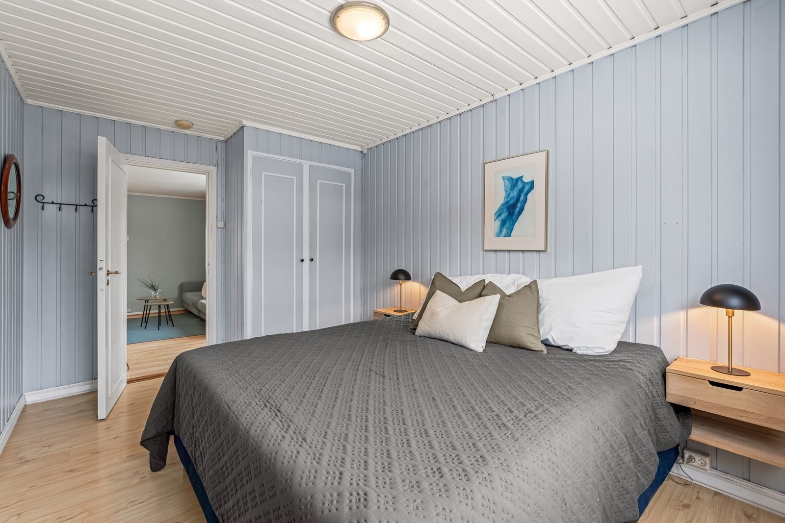 Hovedsoverommet har gode oppbevaringsmuligheter i integrerte skap. Galleribilde