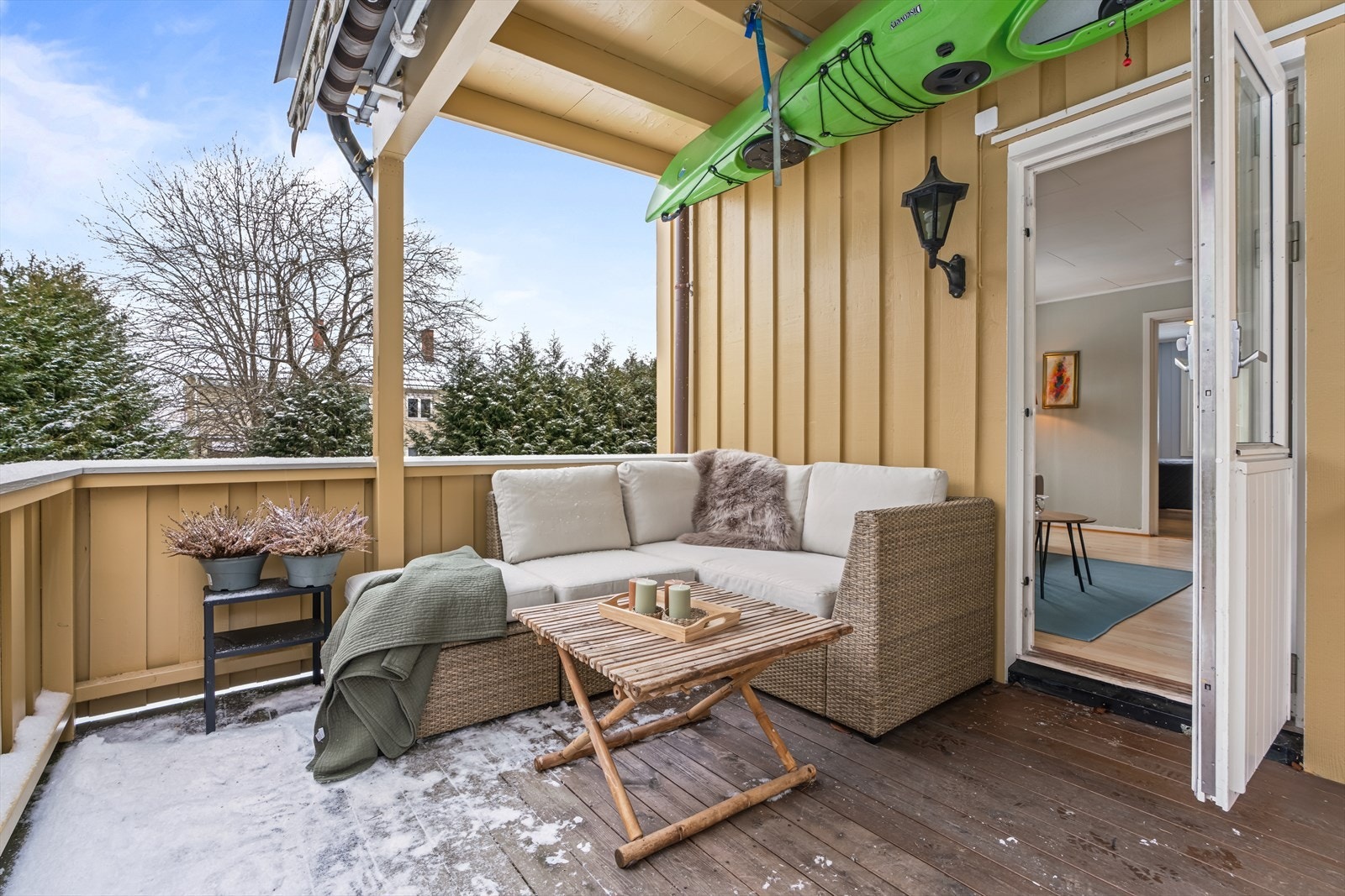 Fra stuen er det utgang til en romslig terrasse, orientert mot vest - en fin forlengelse av stuen på sommeren. Galleribilde