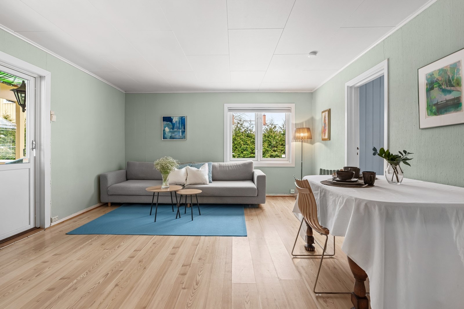 De store vindusflatene, sammen med terrassedøren, slipper inn rikelig med lys og skaper en luftig og fin atmosfære i rommet. Galleribilde