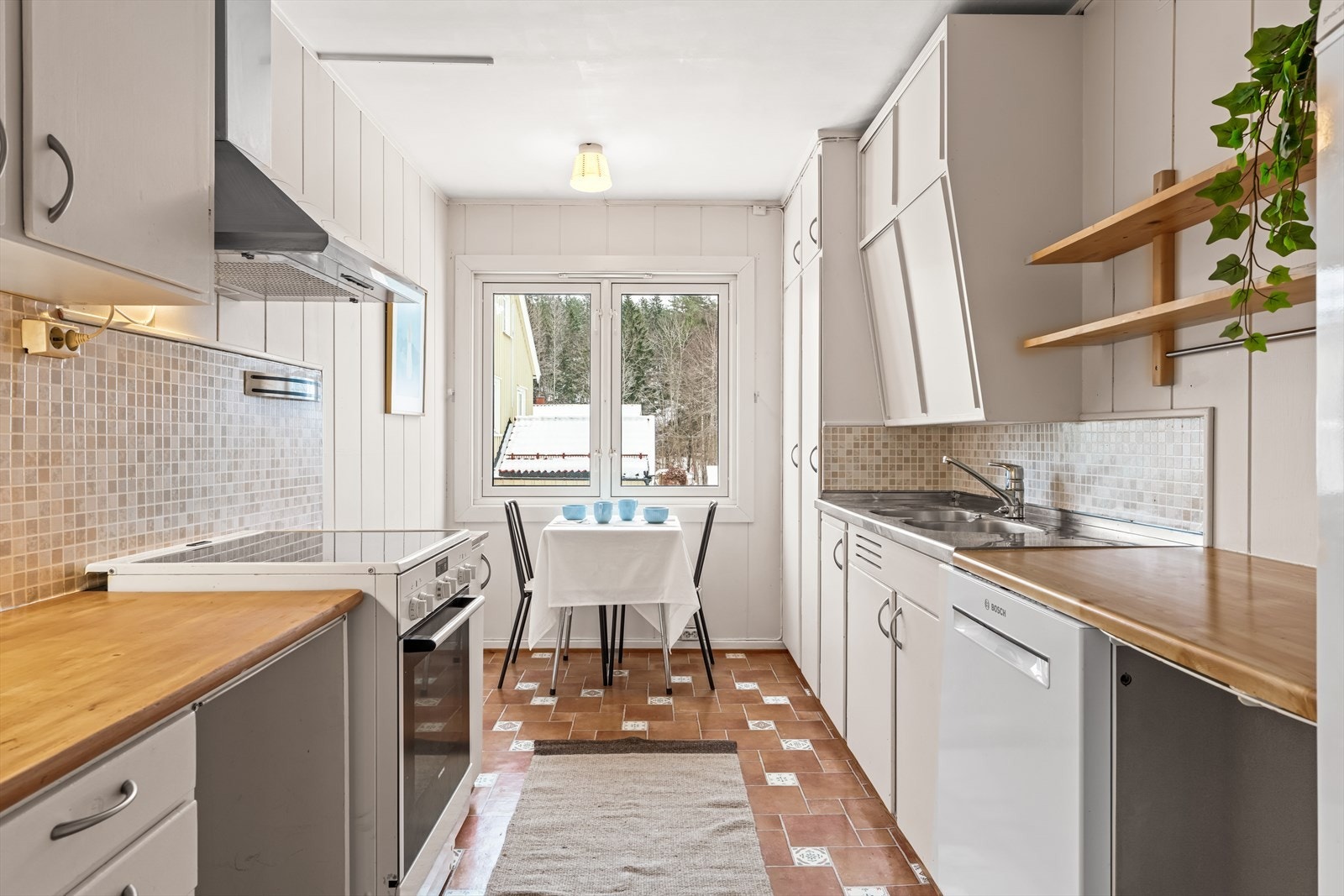 Separat kjøkken med hyggelig spiseplass, her kommer morgensolen inn. Galleribilde