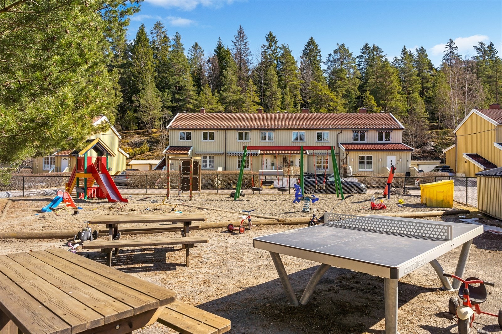 Eiendommen finner du med attraktiv beliggenhet på populære Oppsal, i et tilbaketrukket boligområde med lekeplasser, sittegrupper og store grøntarealer i umiddelbar nærhet. Galleribilde