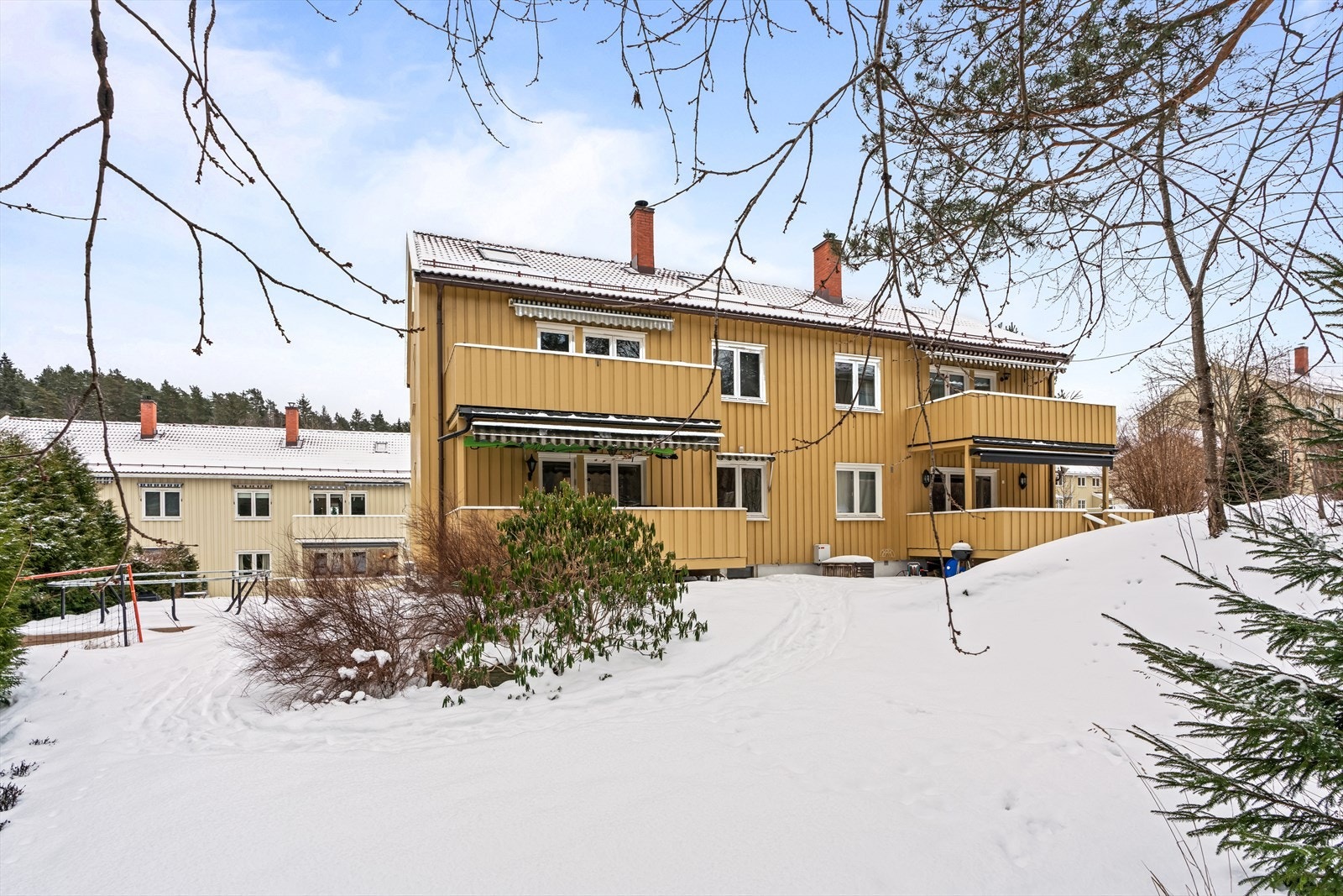 Utbyggingsmulighet. Dersom man ønsker påbygg, må dette nabovarsles og det må sendes inn søknad til plan og bygg. Dette er ferdig godkjent av plan og bygningsetaten, se informasjon i salgsoppgaven. Galleribilde