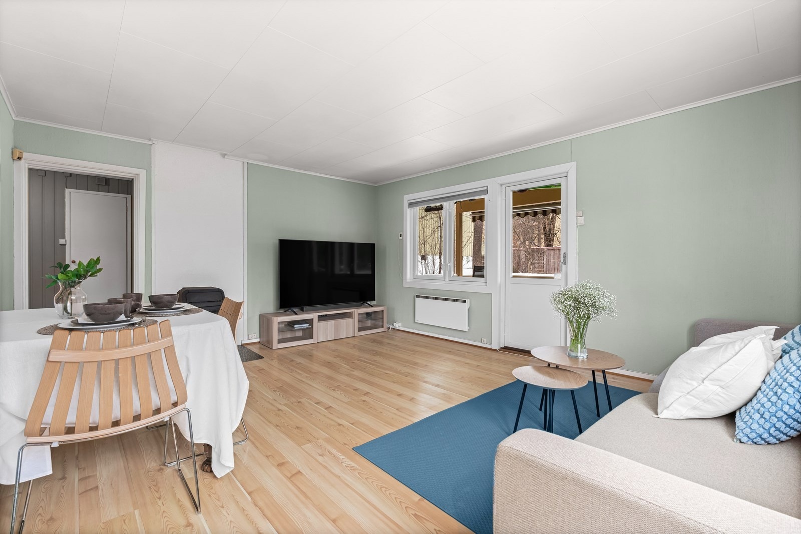 Endeplassering med utgang til terrasse og hage, lysinnslipp fra flere sider. Galleribilde