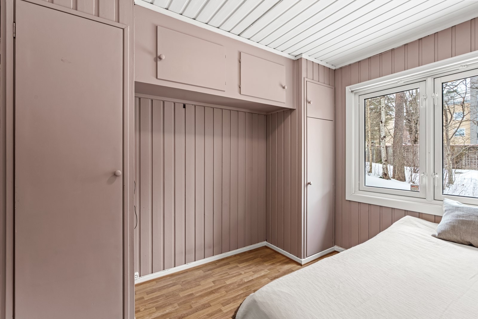 Klær kan pent ryddes bort i integrerte garderobeskap. Galleribilde