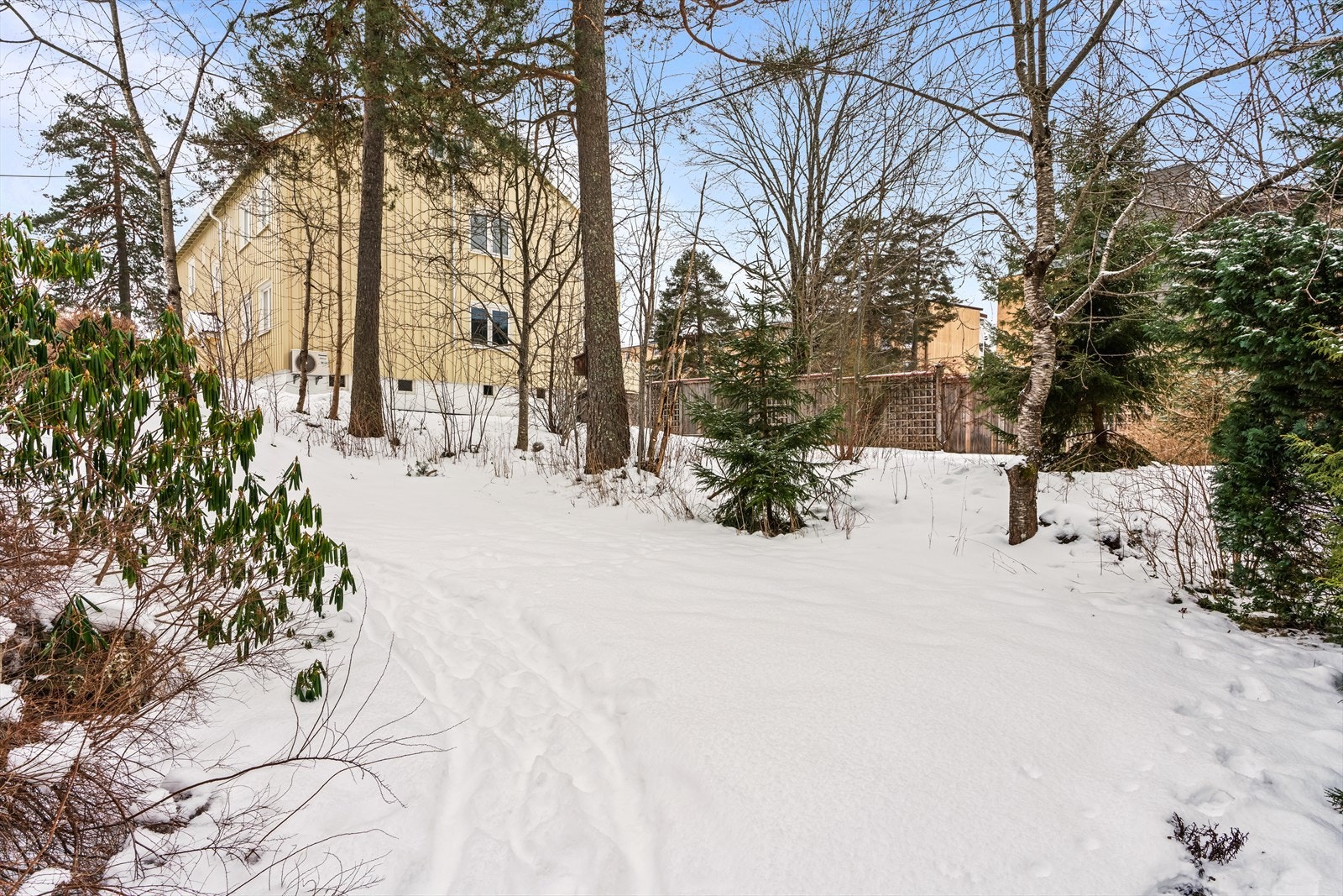 Uteområde gir rom for lek og utendørsaktiviteter, skjermet fra vei og er et flott sted for barna å leke trygt. Galleribilde