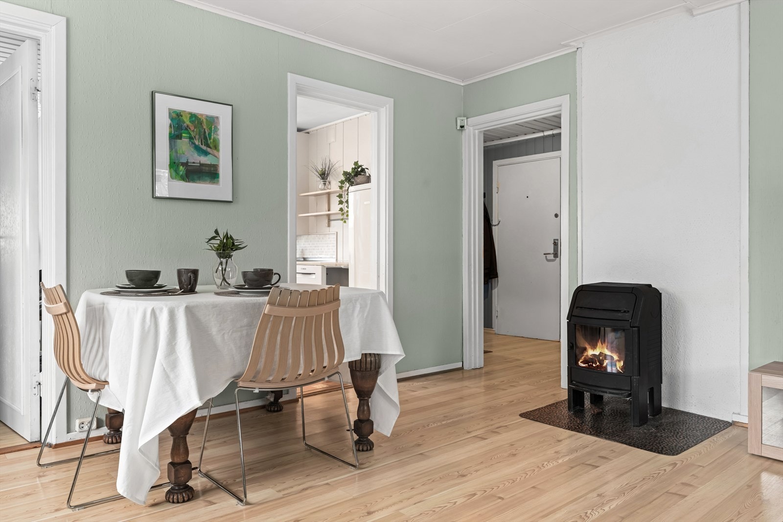 Rommet er et naturlig samlingspunkt med enkel tilgang til boligens øvrige rom. Galleribilde