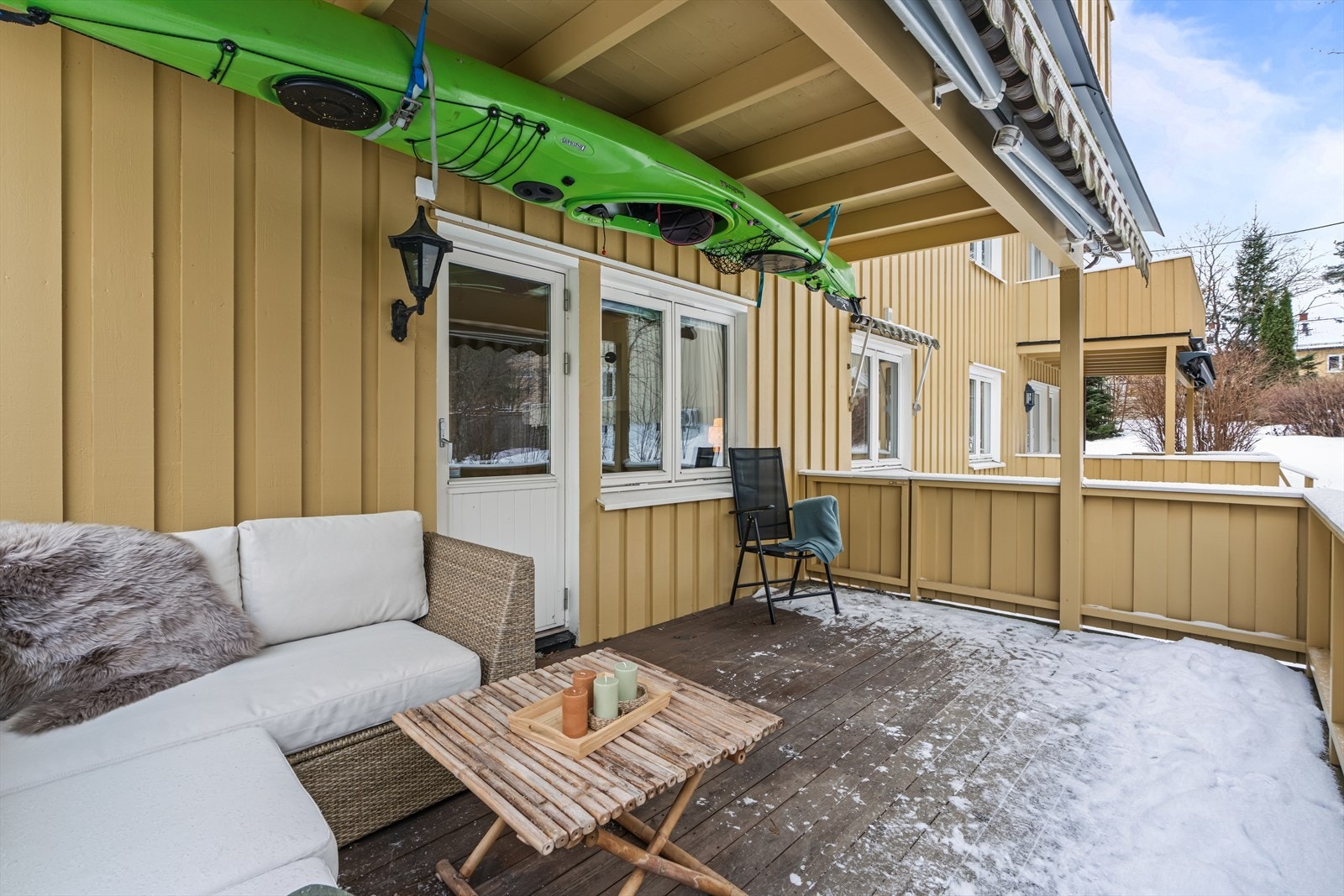 Terrassen har en praktisk trapp ned til frodig hage og fellesarealer. Galleribilde