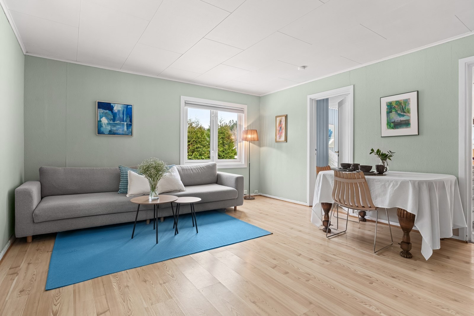 Stuen er et lyst og trivelig rom, med plass til både sofagruppe og spisebord. Galleribilde