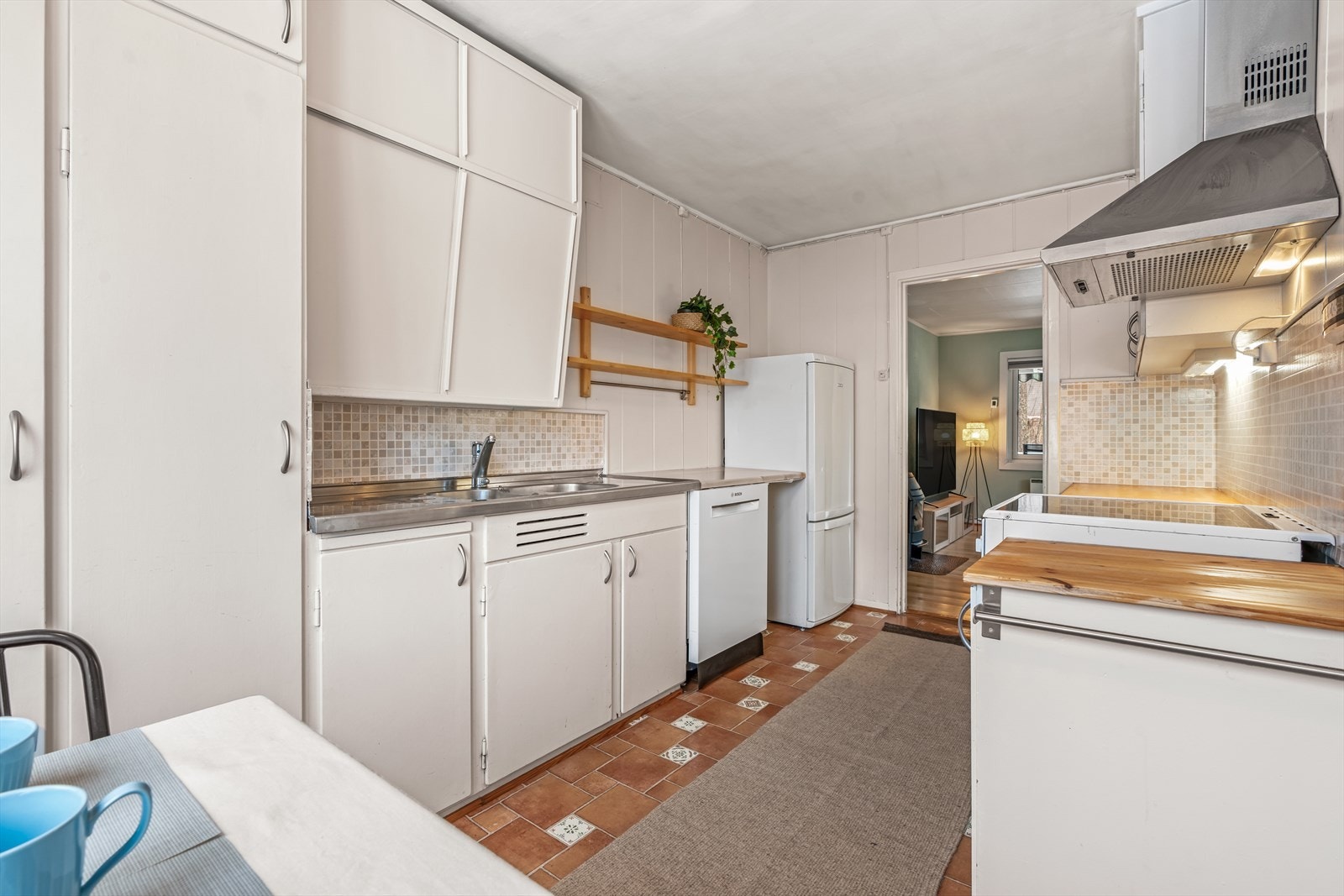 Eldre kjøkkeninnredningen med god lagringsplass i over- og underskap. Galleribilde