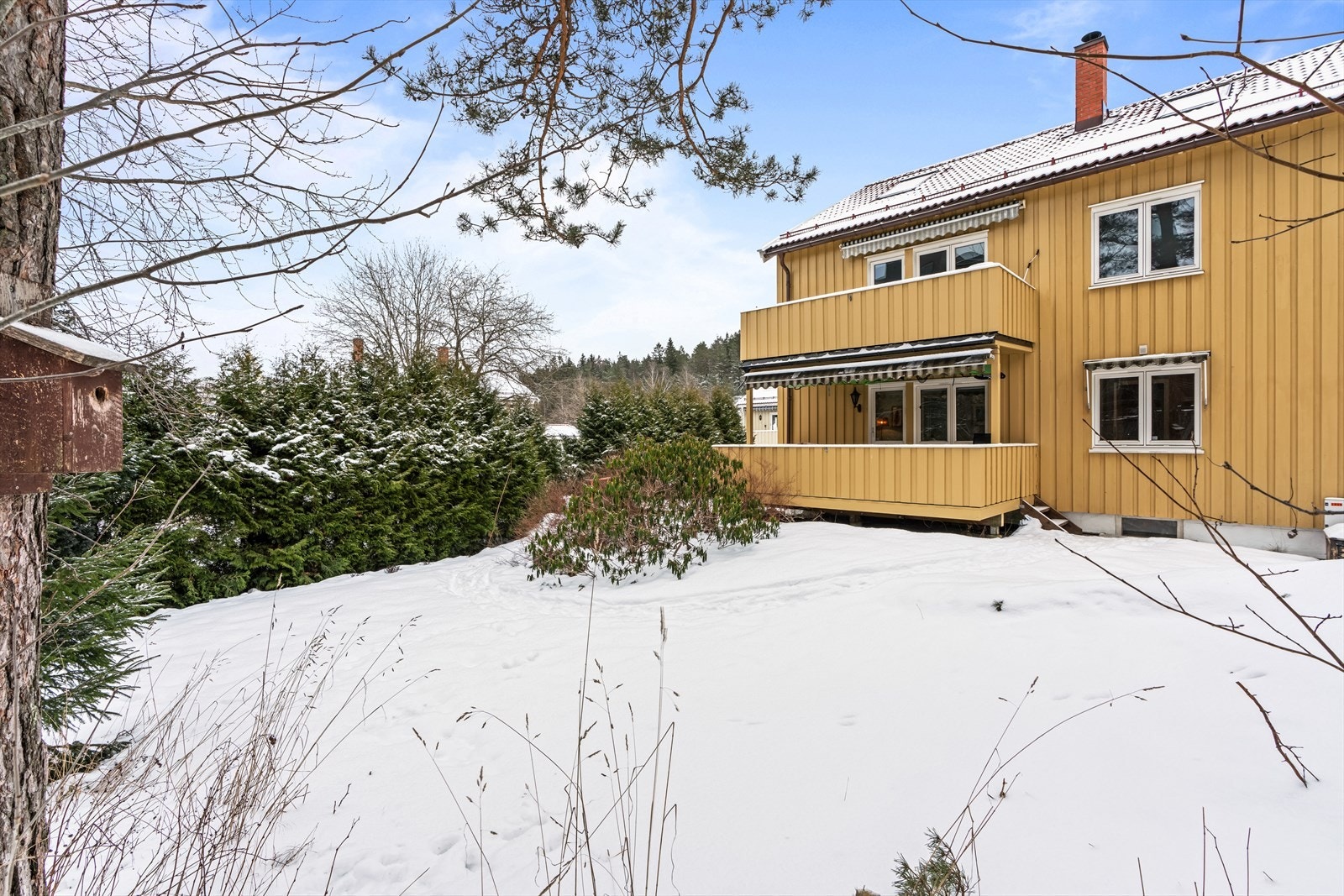 Uteområdene i borettslaget er fellesareal, men er inndelt blandt andelseiere. Denne andelen disponerer arealet utenfor terrassen mot vest som er pent opparbeidet med gressplen, beplantning og hekk. Galleribilde