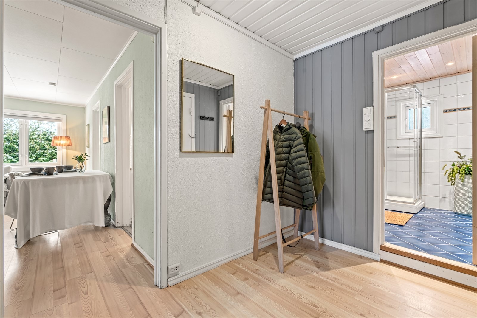 Entré med gode muligheter for å henge fra seg yttertøy og sette fra seg sko. Praktisk kott i tilknytning til rommet. Leiligheten disponerer i tillegg tre kjellerboder på til sammen 22 m². Galleribilde