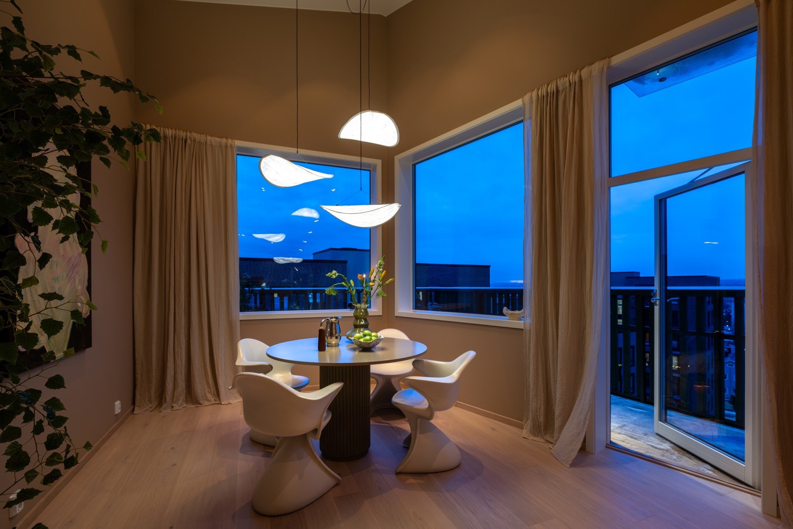 Det er god plass til et spisebord i rommet. Galleribilde