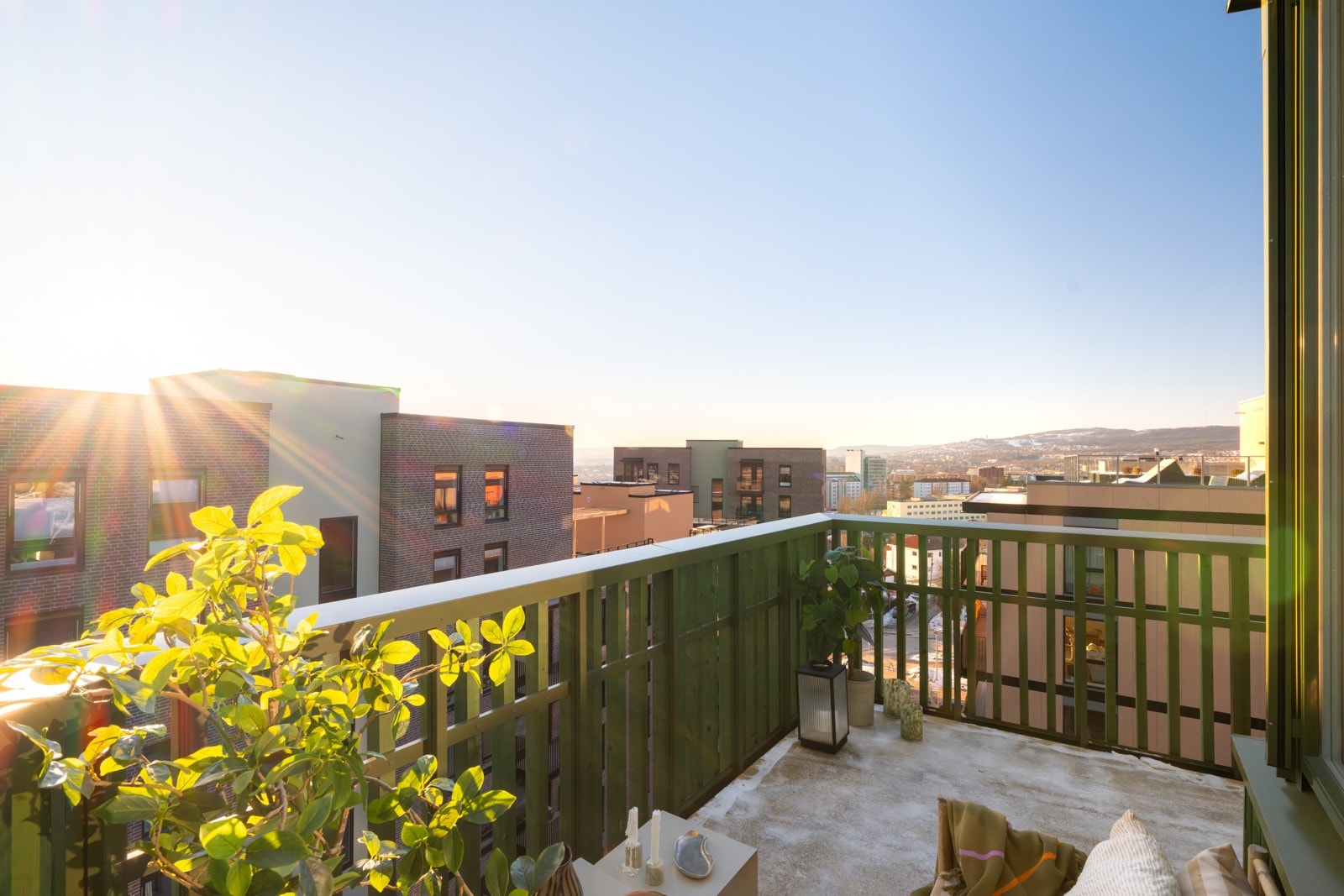 Balkongene fungerer som naturlige forlengelser av leiligheten og gir gode muligheter for både avslapning og hyggelige stunder ute. Galleribilde