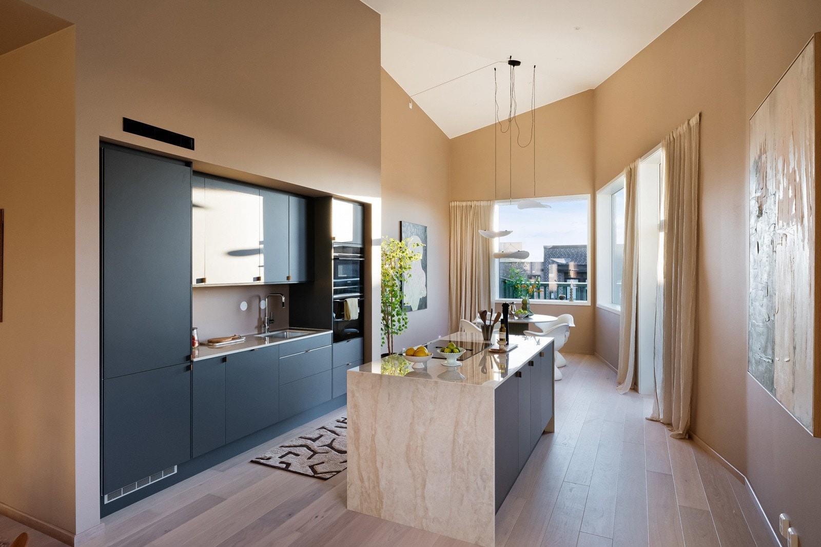 Se video av leiligheten, klikk på video ikonet som ligger på alle bildene! Helt ny og ubebodd leilighet fra 2025 med gjennomgående høy standard. Galleribilde