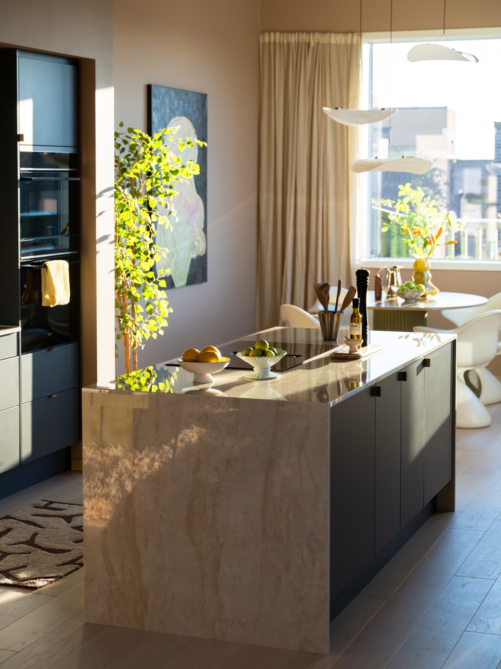 Den praktiske og lekre kjøkkenøyen gir ekstra benkeplass og bidrar til et sosialt samlingspunkt. Galleribilde