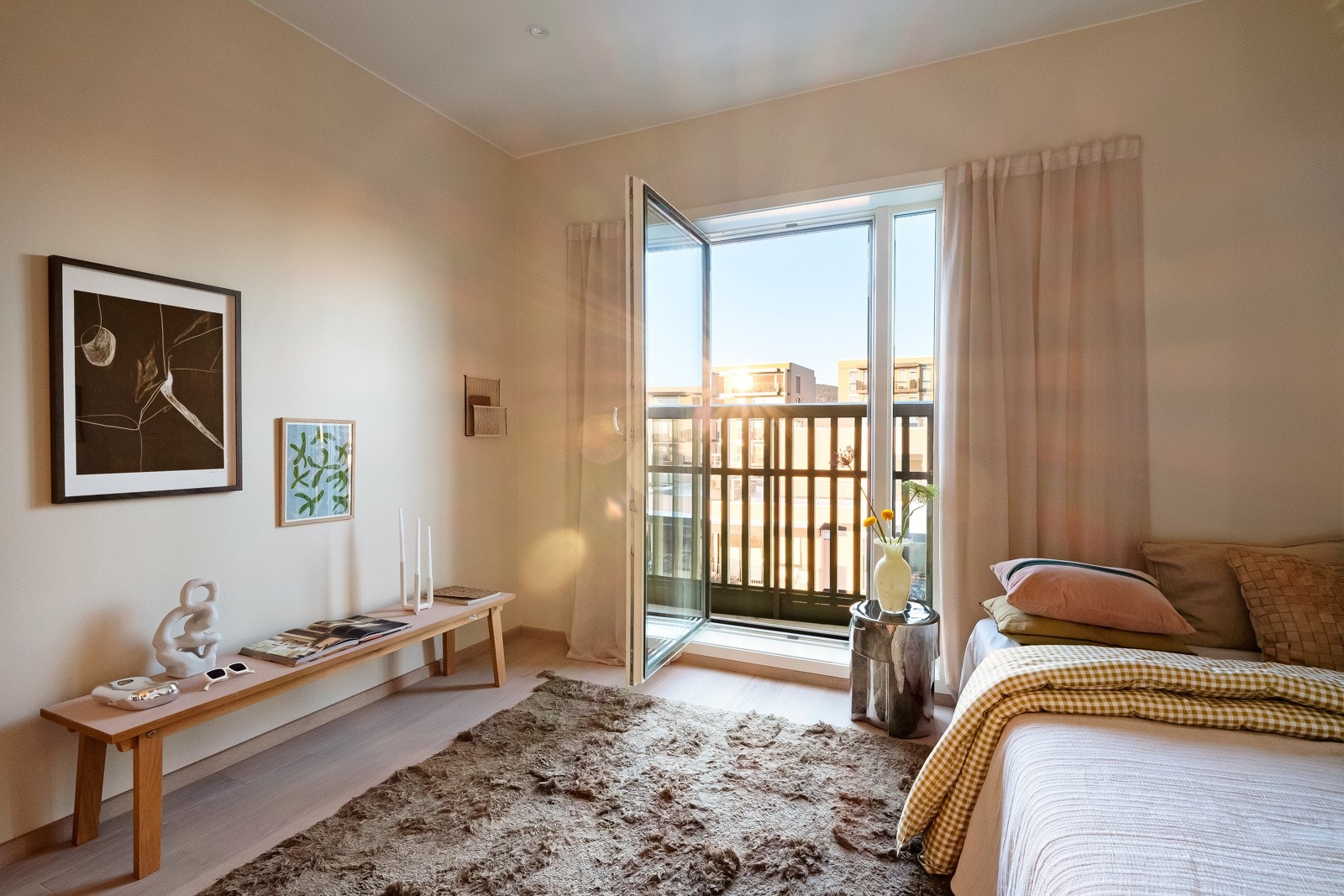 Dette soverommet har utgang til en balkong på ca. 1,5 m² som vender mot nordøst. Galleribilde