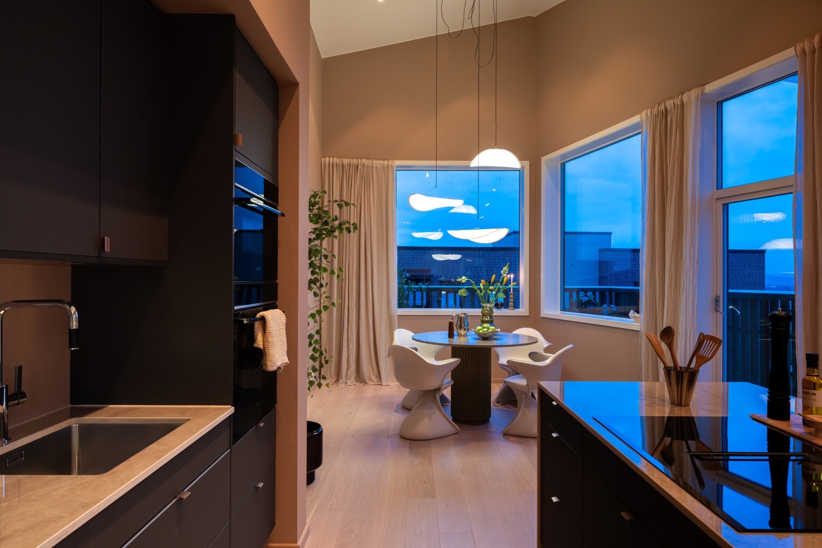 Integrert komfyr, oppvaskmaskin og kjøleskap med fryser medfølger handelen. Galleribilde