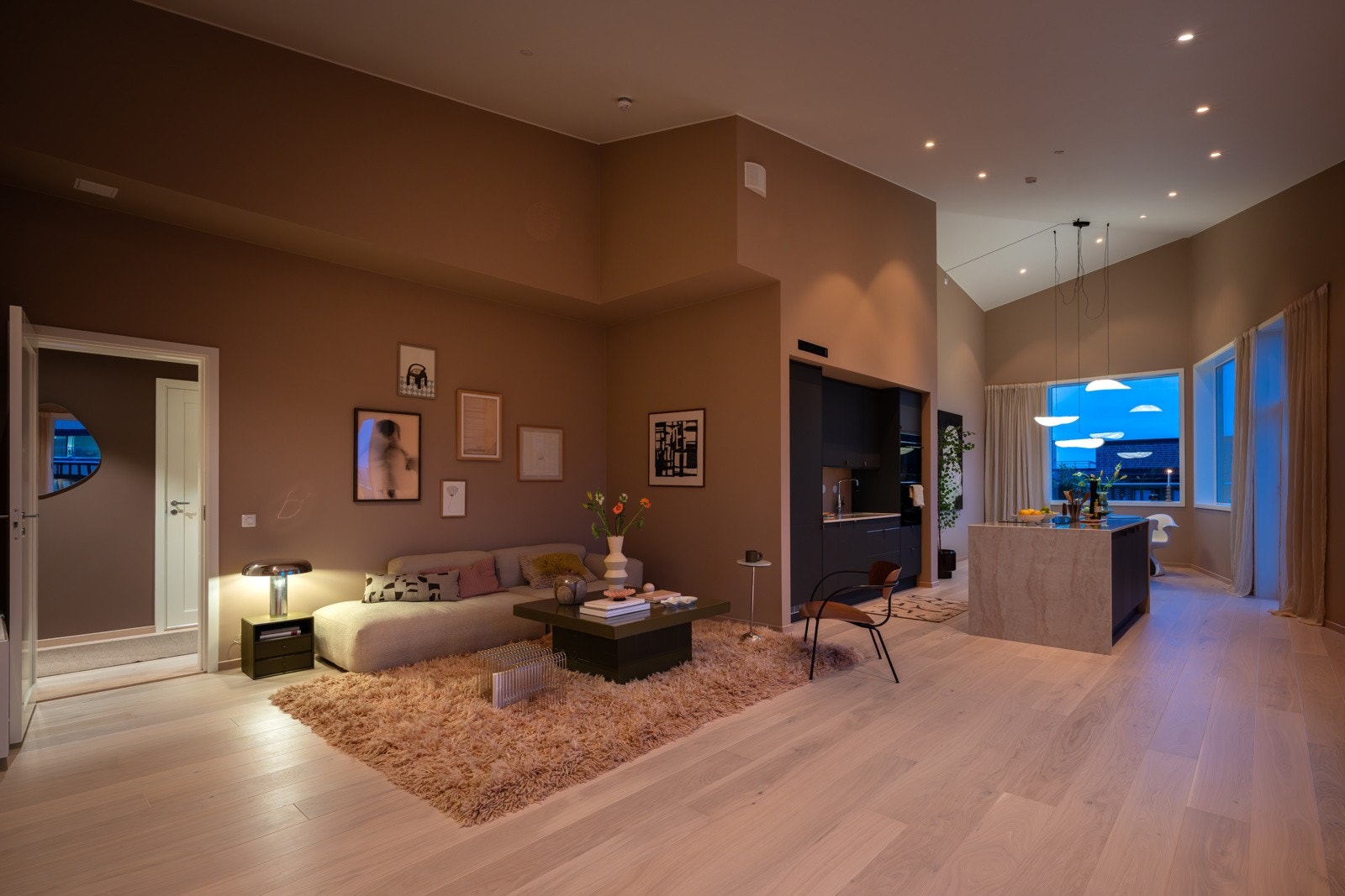 I kombinasjon med generøs takhøyde på opptil 4,8 meter oppleves rommet som svært romslig og luftig. Galleribilde