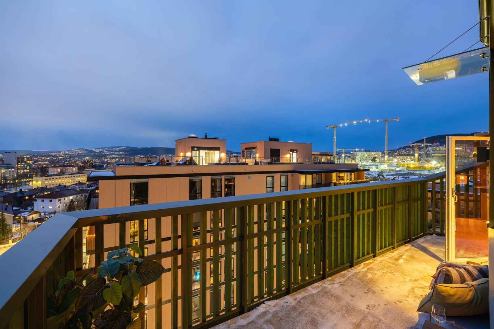 Fra kjøkkenet er det utgang til en herlig balkong på ca. 13,5 m². Galleribilde