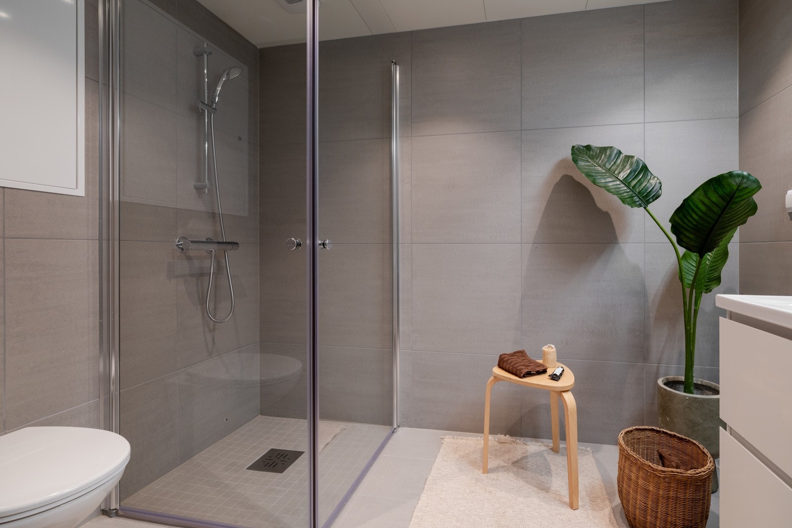 Begge baderommene er utstyrt med vegghengt servantinnredning med heldekkende servant, speil med integrert belysning, dusjhjørne og vegghengt toalett. Galleribilde