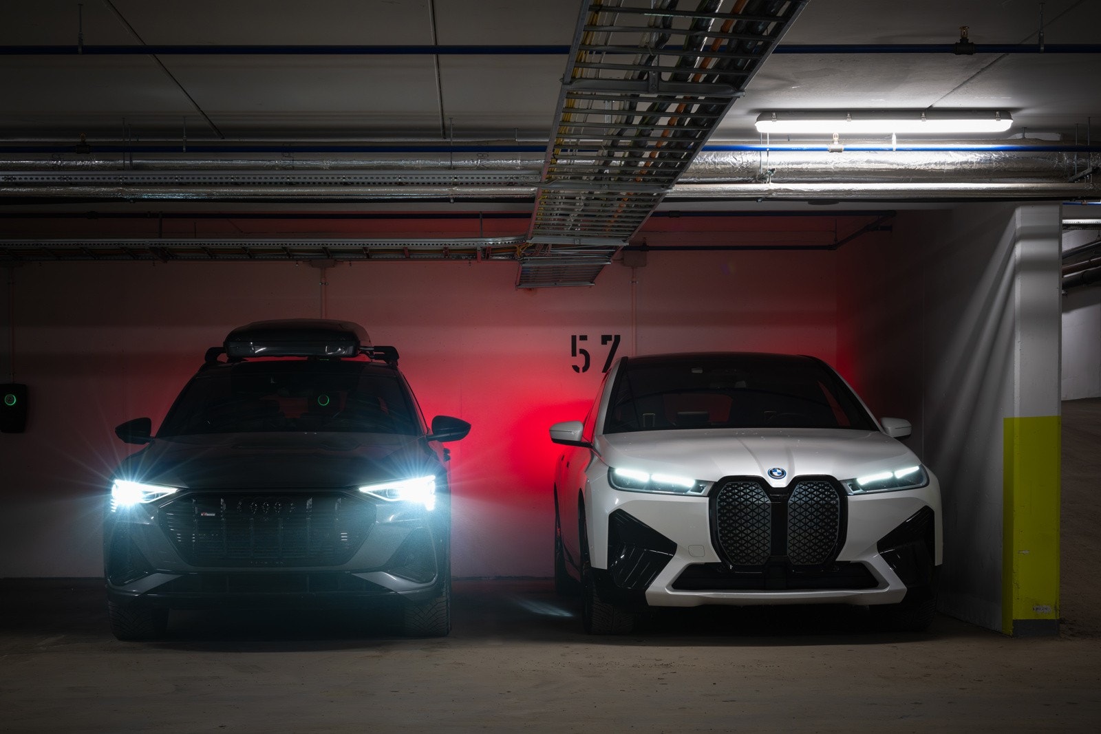 Det medfølger garasjeplass med elbillader, samt opsjon på kjøp av ytterligere garasjeplass for kr. 600.000,-.Det finnes smørebod/sykkelverksted, samt flere sykkelrom. Galleribilde